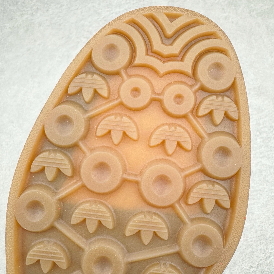 图片[16]-＃KZ神版特价 AD Original Gazelle Indoor Trainers 瞪羚室内鞋系列低帮复古百搭休闲运动德训风板鞋 大红 IF1808 独家前帮工艺加持 全套原纸板楦头开发 每道工序同步公司流程 确保原汁原味 完美呈现原鞋版型 原厂高频磨具加持 精准内部资源对接 Logo字体百分百还原 原厂特供纳米纤维板 区别市面劣质纸板中底 原厂海玻璃鞋垫 中置乳胶足弓支撑垫 正确3/2横条宽版背胶 一比一鞋头弧度高度鞋身弧度 烫金亮度高频深浅同步原鞋 独家私模最大47.5 半透明橡胶大底 原厂定制长毛翻毛皮组合环保纤维革鞋面 原厂港宝加持定型后跟R度完美 原厂高频磨具加持 Logo字体 凹凸明显 轮廓分明 描漆定位精准 三道杠为尖角45°锯齿状 高频立体感很强 区别圆形锯齿 已最大程度还原公司 欢迎对比 将复古进行到底 简约流畅 三十年不变经典 这款Gazelle运动鞋 无论面料、配色、质感或设计 都只在重现其1991年原款的经典 皮革鞋面 撞色三条纹和鞋跟标的设计 力求呈现90年代的经典复古风潮 Samba火热的同时 也带动了其它的复古鞋型 Gazelle便是其中一只 Gazelle Indoor拥有包边更宽的T字型鞋头 更好的保护运动员的前掌 浓浓的复古氛围感 非常适合现在流行的Cleanfit风格 尺码：35.5 36 36.5 37 38 38.5 39 40 40.5 41 42 42.5 43 44 44.5 45 46 47.5-选品中心