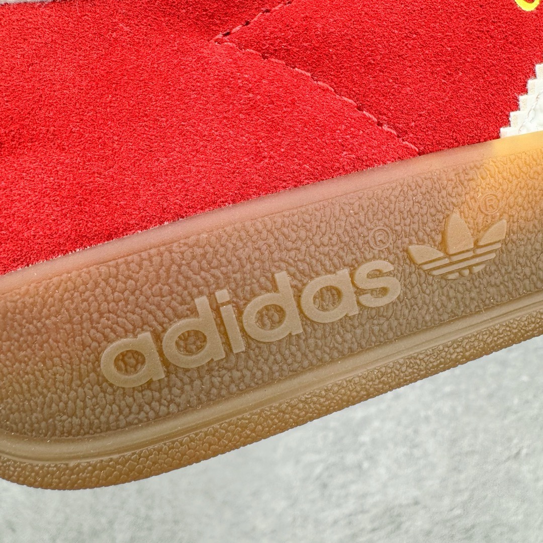 图片[14]-＃KZ神版特价 AD Original Gazelle Indoor Trainers 瞪羚室内鞋系列低帮复古百搭休闲运动德训风板鞋 大红 IF1808 独家前帮工艺加持 全套原纸板楦头开发 每道工序同步公司流程 确保原汁原味 完美呈现原鞋版型 原厂高频磨具加持 精准内部资源对接 Logo字体百分百还原 原厂特供纳米纤维板 区别市面劣质纸板中底 原厂海玻璃鞋垫 中置乳胶足弓支撑垫 正确3/2横条宽版背胶 一比一鞋头弧度高度鞋身弧度 烫金亮度高频深浅同步原鞋 独家私模最大47.5 半透明橡胶大底 原厂定制长毛翻毛皮组合环保纤维革鞋面 原厂港宝加持定型后跟R度完美 原厂高频磨具加持 Logo字体 凹凸明显 轮廓分明 描漆定位精准 三道杠为尖角45°锯齿状 高频立体感很强 区别圆形锯齿 已最大程度还原公司 欢迎对比 将复古进行到底 简约流畅 三十年不变经典 这款Gazelle运动鞋 无论面料、配色、质感或设计 都只在重现其1991年原款的经典 皮革鞋面 撞色三条纹和鞋跟标的设计 力求呈现90年代的经典复古风潮 Samba火热的同时 也带动了其它的复古鞋型 Gazelle便是其中一只 Gazelle Indoor拥有包边更宽的T字型鞋头 更好的保护运动员的前掌 浓浓的复古氛围感 非常适合现在流行的Cleanfit风格 尺码：35.5 36 36.5 37 38 38.5 39 40 40.5 41 42 42.5 43 44 44.5 45 46 47.5-选品中心