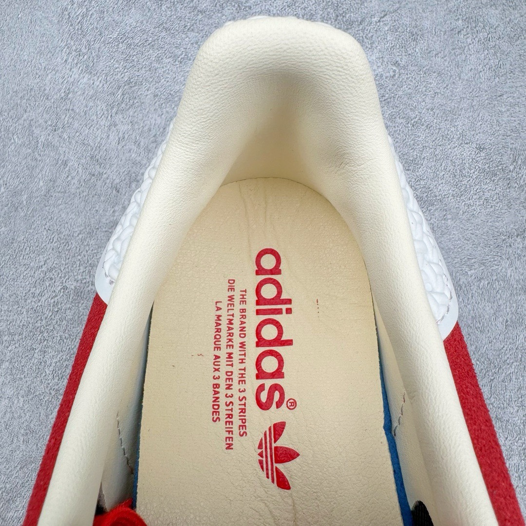 图片[17]-＃KZ神版特价 AD Original Gazelle Indoor Trainers 瞪羚室内鞋系列低帮复古百搭休闲运动德训风板鞋 大红 IF1808 独家前帮工艺加持 全套原纸板楦头开发 每道工序同步公司流程 确保原汁原味 完美呈现原鞋版型 原厂高频磨具加持 精准内部资源对接 Logo字体百分百还原 原厂特供纳米纤维板 区别市面劣质纸板中底 原厂海玻璃鞋垫 中置乳胶足弓支撑垫 正确3/2横条宽版背胶 一比一鞋头弧度高度鞋身弧度 烫金亮度高频深浅同步原鞋 独家私模最大47.5 半透明橡胶大底 原厂定制长毛翻毛皮组合环保纤维革鞋面 原厂港宝加持定型后跟R度完美 原厂高频磨具加持 Logo字体 凹凸明显 轮廓分明 描漆定位精准 三道杠为尖角45°锯齿状 高频立体感很强 区别圆形锯齿 已最大程度还原公司 欢迎对比 将复古进行到底 简约流畅 三十年不变经典 这款Gazelle运动鞋 无论面料、配色、质感或设计 都只在重现其1991年原款的经典 皮革鞋面 撞色三条纹和鞋跟标的设计 力求呈现90年代的经典复古风潮 Samba火热的同时 也带动了其它的复古鞋型 Gazelle便是其中一只 Gazelle Indoor拥有包边更宽的T字型鞋头 更好的保护运动员的前掌 浓浓的复古氛围感 非常适合现在流行的Cleanfit风格 尺码：35.5 36 36.5 37 38 38.5 39 40 40.5 41 42 42.5 43 44 44.5 45 46 47.5-选品中心