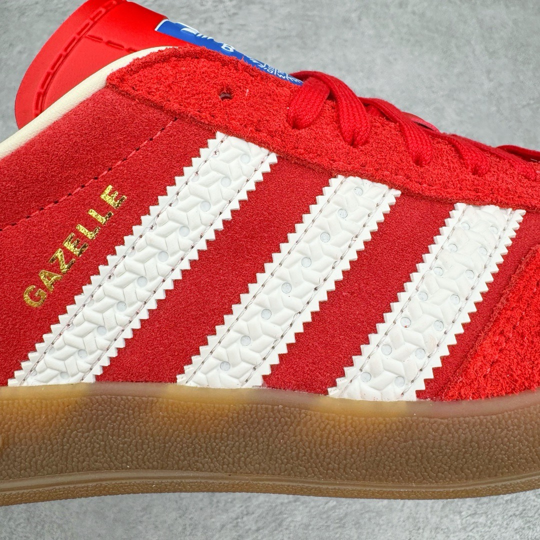 图片[13]-＃KZ神版特价 AD Original Gazelle Indoor Trainers 瞪羚室内鞋系列低帮复古百搭休闲运动德训风板鞋 大红 IF1808 独家前帮工艺加持 全套原纸板楦头开发 每道工序同步公司流程 确保原汁原味 完美呈现原鞋版型 原厂高频磨具加持 精准内部资源对接 Logo字体百分百还原 原厂特供纳米纤维板 区别市面劣质纸板中底 原厂海玻璃鞋垫 中置乳胶足弓支撑垫 正确3/2横条宽版背胶 一比一鞋头弧度高度鞋身弧度 烫金亮度高频深浅同步原鞋 独家私模最大47.5 半透明橡胶大底 原厂定制长毛翻毛皮组合环保纤维革鞋面 原厂港宝加持定型后跟R度完美 原厂高频磨具加持 Logo字体 凹凸明显 轮廓分明 描漆定位精准 三道杠为尖角45°锯齿状 高频立体感很强 区别圆形锯齿 已最大程度还原公司 欢迎对比 将复古进行到底 简约流畅 三十年不变经典 这款Gazelle运动鞋 无论面料、配色、质感或设计 都只在重现其1991年原款的经典 皮革鞋面 撞色三条纹和鞋跟标的设计 力求呈现90年代的经典复古风潮 Samba火热的同时 也带动了其它的复古鞋型 Gazelle便是其中一只 Gazelle Indoor拥有包边更宽的T字型鞋头 更好的保护运动员的前掌 浓浓的复古氛围感 非常适合现在流行的Cleanfit风格 尺码：35.5 36 36.5 37 38 38.5 39 40 40.5 41 42 42.5 43 44 44.5 45 46 47.5-选品中心