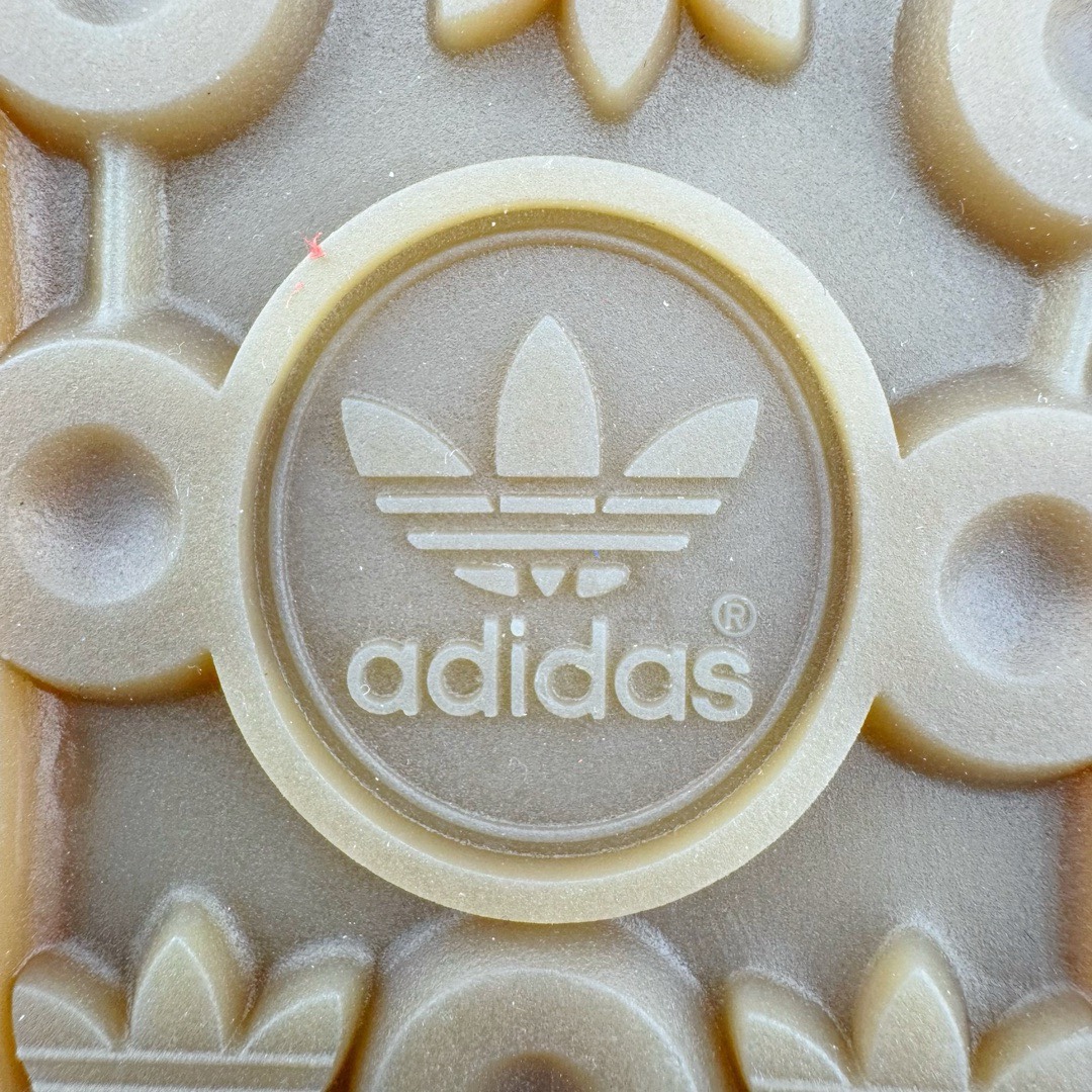 图片[15]-＃KZ神版特价 AD Original Gazelle Indoor Trainers 瞪羚室内鞋系列低帮复古百搭休闲运动德训风板鞋 大红 IF1808 独家前帮工艺加持 全套原纸板楦头开发 每道工序同步公司流程 确保原汁原味 完美呈现原鞋版型 原厂高频磨具加持 精准内部资源对接 Logo字体百分百还原 原厂特供纳米纤维板 区别市面劣质纸板中底 原厂海玻璃鞋垫 中置乳胶足弓支撑垫 正确3/2横条宽版背胶 一比一鞋头弧度高度鞋身弧度 烫金亮度高频深浅同步原鞋 独家私模最大47.5 半透明橡胶大底 原厂定制长毛翻毛皮组合环保纤维革鞋面 原厂港宝加持定型后跟R度完美 原厂高频磨具加持 Logo字体 凹凸明显 轮廓分明 描漆定位精准 三道杠为尖角45°锯齿状 高频立体感很强 区别圆形锯齿 已最大程度还原公司 欢迎对比 将复古进行到底 简约流畅 三十年不变经典 这款Gazelle运动鞋 无论面料、配色、质感或设计 都只在重现其1991年原款的经典 皮革鞋面 撞色三条纹和鞋跟标的设计 力求呈现90年代的经典复古风潮 Samba火热的同时 也带动了其它的复古鞋型 Gazelle便是其中一只 Gazelle Indoor拥有包边更宽的T字型鞋头 更好的保护运动员的前掌 浓浓的复古氛围感 非常适合现在流行的Cleanfit风格 尺码：35.5 36 36.5 37 38 38.5 39 40 40.5 41 42 42.5 43 44 44.5 45 46 47.5-选品中心