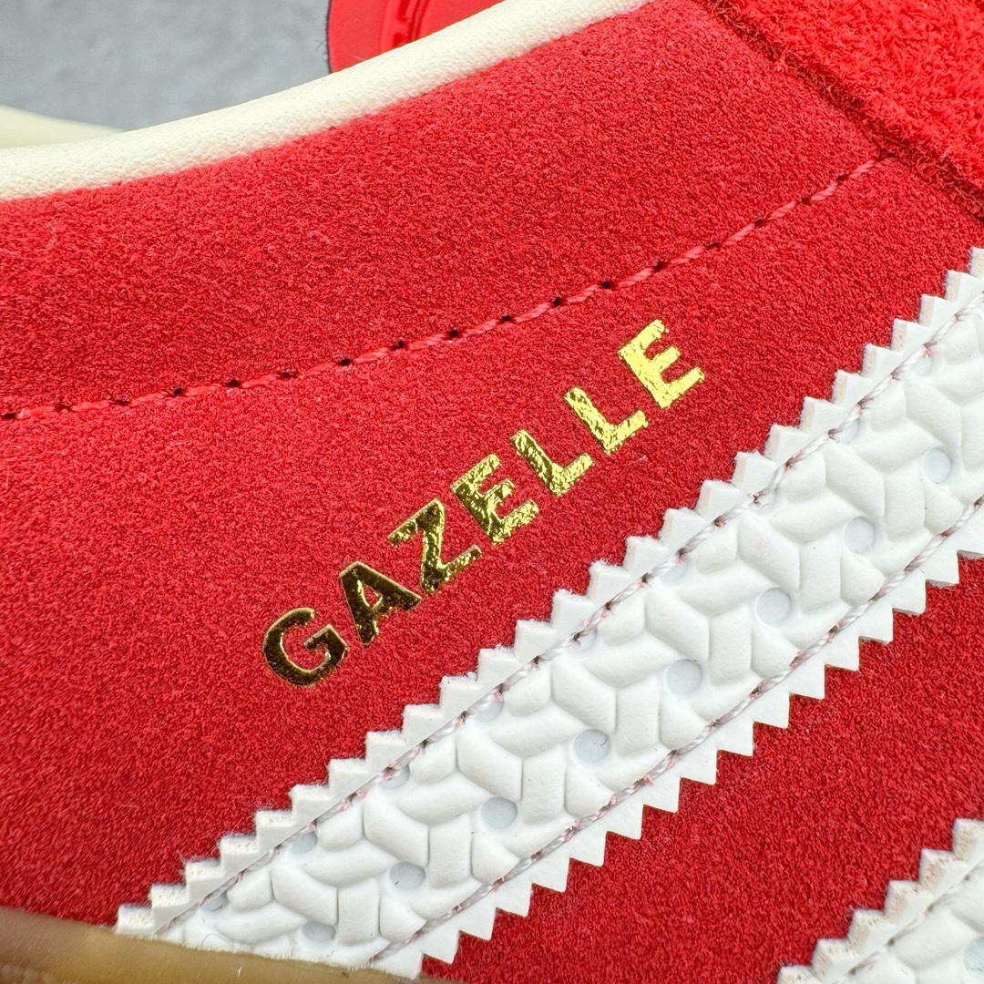 图片[12]-＃KZ神版特价 AD Original Gazelle Indoor Trainers 瞪羚室内鞋系列低帮复古百搭休闲运动德训风板鞋 大红 IF1808 独家前帮工艺加持 全套原纸板楦头开发 每道工序同步公司流程 确保原汁原味 完美呈现原鞋版型 原厂高频磨具加持 精准内部资源对接 Logo字体百分百还原 原厂特供纳米纤维板 区别市面劣质纸板中底 原厂海玻璃鞋垫 中置乳胶足弓支撑垫 正确3/2横条宽版背胶 一比一鞋头弧度高度鞋身弧度 烫金亮度高频深浅同步原鞋 独家私模最大47.5 半透明橡胶大底 原厂定制长毛翻毛皮组合环保纤维革鞋面 原厂港宝加持定型后跟R度完美 原厂高频磨具加持 Logo字体 凹凸明显 轮廓分明 描漆定位精准 三道杠为尖角45°锯齿状 高频立体感很强 区别圆形锯齿 已最大程度还原公司 欢迎对比 将复古进行到底 简约流畅 三十年不变经典 这款Gazelle运动鞋 无论面料、配色、质感或设计 都只在重现其1991年原款的经典 皮革鞋面 撞色三条纹和鞋跟标的设计 力求呈现90年代的经典复古风潮 Samba火热的同时 也带动了其它的复古鞋型 Gazelle便是其中一只 Gazelle Indoor拥有包边更宽的T字型鞋头 更好的保护运动员的前掌 浓浓的复古氛围感 非常适合现在流行的Cleanfit风格 尺码：35.5 36 36.5 37 38 38.5 39 40 40.5 41 42 42.5 43 44 44.5 45 46 47.5-选品中心
