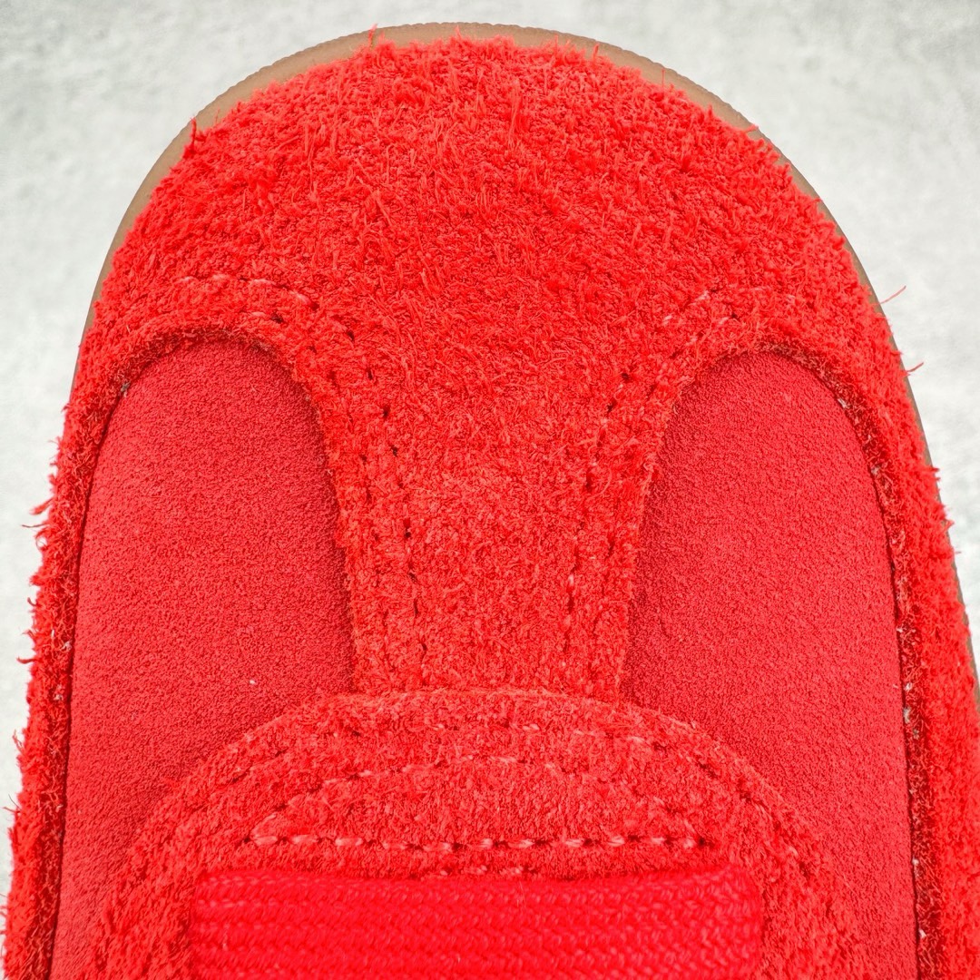 图片[11]-＃KZ神版特价 AD Original Gazelle Indoor Trainers 瞪羚室内鞋系列低帮复古百搭休闲运动德训风板鞋 大红 IF1808 独家前帮工艺加持 全套原纸板楦头开发 每道工序同步公司流程 确保原汁原味 完美呈现原鞋版型 原厂高频磨具加持 精准内部资源对接 Logo字体百分百还原 原厂特供纳米纤维板 区别市面劣质纸板中底 原厂海玻璃鞋垫 中置乳胶足弓支撑垫 正确3/2横条宽版背胶 一比一鞋头弧度高度鞋身弧度 烫金亮度高频深浅同步原鞋 独家私模最大47.5 半透明橡胶大底 原厂定制长毛翻毛皮组合环保纤维革鞋面 原厂港宝加持定型后跟R度完美 原厂高频磨具加持 Logo字体 凹凸明显 轮廓分明 描漆定位精准 三道杠为尖角45°锯齿状 高频立体感很强 区别圆形锯齿 已最大程度还原公司 欢迎对比 将复古进行到底 简约流畅 三十年不变经典 这款Gazelle运动鞋 无论面料、配色、质感或设计 都只在重现其1991年原款的经典 皮革鞋面 撞色三条纹和鞋跟标的设计 力求呈现90年代的经典复古风潮 Samba火热的同时 也带动了其它的复古鞋型 Gazelle便是其中一只 Gazelle Indoor拥有包边更宽的T字型鞋头 更好的保护运动员的前掌 浓浓的复古氛围感 非常适合现在流行的Cleanfit风格 尺码：35.5 36 36.5 37 38 38.5 39 40 40.5 41 42 42.5 43 44 44.5 45 46 47.5-选品中心