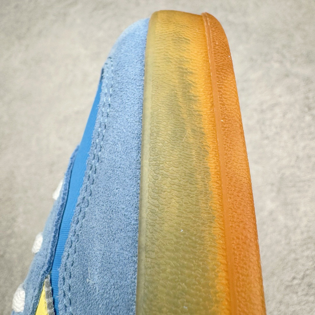 图片[16]-＃KZ神版特价 AD Original Gazelle Indoor Trainers 瞪羚室内鞋系列低帮复古百搭休闲运动德训风板鞋 蓝黄 IE2960 独家前帮工艺加持 全套原纸板楦头开发 每道工序同步公司流程 确保原汁原味 完美呈现原鞋版型 原厂高频磨具加持 精准内部资源对接 Logo字体百分百还原 原厂特供纳米纤维板 区别市面劣质纸板中底 原厂海玻璃鞋垫 中置乳胶足弓支撑垫 正确3/2横条宽版背胶 一比一鞋头弧度高度鞋身弧度 烫金亮度高频深浅同步原鞋 独家私模最大47.5 半透明橡胶大底 原厂定制长毛翻毛皮组合环保纤维革鞋面 原厂港宝加持定型后跟R度完美 原厂高频磨具加持 Logo字体 凹凸明显 轮廓分明 描漆定位精准 三道杠为尖角45°锯齿状 高频立体感很强 区别圆形锯齿 已最大程度还原公司 欢迎对比 将复古进行到底 简约流畅 三十年不变经典 这款Gazelle运动鞋 无论面料、配色、质感或设计 都只在重现其1991年原款的经典 皮革鞋面 撞色三条纹和鞋跟标的设计 力求呈现90年代的经典复古风潮 Samba火热的同时 也带动了其它的复古鞋型 Gazelle便是其中一只 Gazelle Indoor拥有包边更宽的T字型鞋头 更好的保护运动员的前掌 浓浓的复古氛围感 非常适合现在流行的Cleanfit风格 尺码：35.5 36 36.5 37 38 38.5 39 40 40.5 41 42 42.5 43 44 44.5 45 46 47.5-选品中心