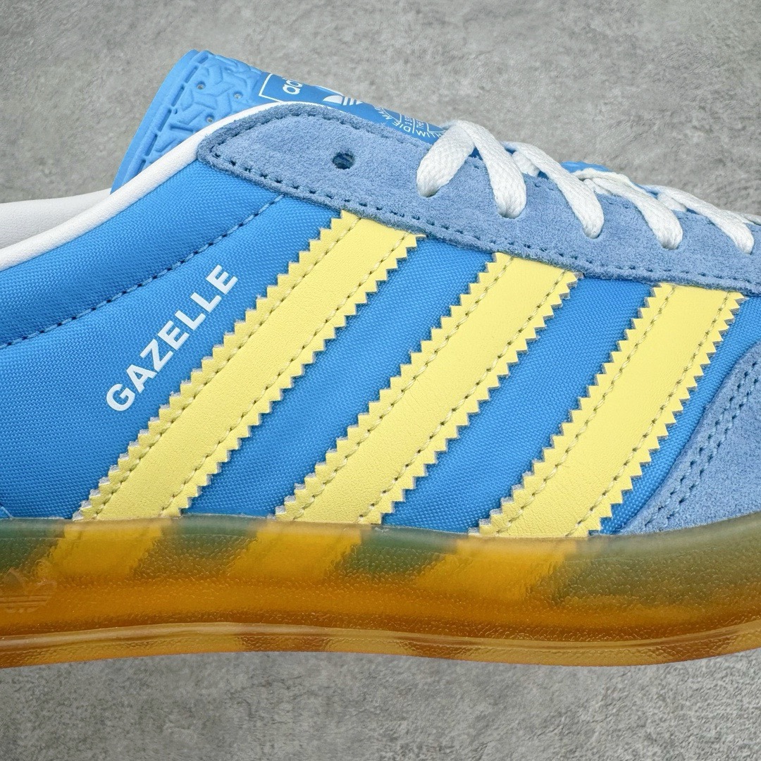 图片[19]-＃KZ神版特价 AD Original Gazelle Indoor Trainers 瞪羚室内鞋系列低帮复古百搭休闲运动德训风板鞋 蓝黄 IE2960 独家前帮工艺加持 全套原纸板楦头开发 每道工序同步公司流程 确保原汁原味 完美呈现原鞋版型 原厂高频磨具加持 精准内部资源对接 Logo字体百分百还原 原厂特供纳米纤维板 区别市面劣质纸板中底 原厂海玻璃鞋垫 中置乳胶足弓支撑垫 正确3/2横条宽版背胶 一比一鞋头弧度高度鞋身弧度 烫金亮度高频深浅同步原鞋 独家私模最大47.5 半透明橡胶大底 原厂定制长毛翻毛皮组合环保纤维革鞋面 原厂港宝加持定型后跟R度完美 原厂高频磨具加持 Logo字体 凹凸明显 轮廓分明 描漆定位精准 三道杠为尖角45°锯齿状 高频立体感很强 区别圆形锯齿 已最大程度还原公司 欢迎对比 将复古进行到底 简约流畅 三十年不变经典 这款Gazelle运动鞋 无论面料、配色、质感或设计 都只在重现其1991年原款的经典 皮革鞋面 撞色三条纹和鞋跟标的设计 力求呈现90年代的经典复古风潮 Samba火热的同时 也带动了其它的复古鞋型 Gazelle便是其中一只 Gazelle Indoor拥有包边更宽的T字型鞋头 更好的保护运动员的前掌 浓浓的复古氛围感 非常适合现在流行的Cleanfit风格 尺码：35.5 36 36.5 37 38 38.5 39 40 40.5 41 42 42.5 43 44 44.5 45 46 47.5-选品中心