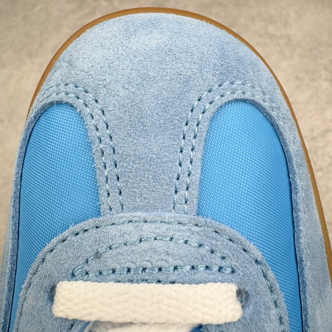 图片[15]-＃KZ神版特价 AD Original Gazelle Indoor Trainers 瞪羚室内鞋系列低帮复古百搭休闲运动德训风板鞋 蓝黄 IE2960 独家前帮工艺加持 全套原纸板楦头开发 每道工序同步公司流程 确保原汁原味 完美呈现原鞋版型 原厂高频磨具加持 精准内部资源对接 Logo字体百分百还原 原厂特供纳米纤维板 区别市面劣质纸板中底 原厂海玻璃鞋垫 中置乳胶足弓支撑垫 正确3/2横条宽版背胶 一比一鞋头弧度高度鞋身弧度 烫金亮度高频深浅同步原鞋 独家私模最大47.5 半透明橡胶大底 原厂定制长毛翻毛皮组合环保纤维革鞋面 原厂港宝加持定型后跟R度完美 原厂高频磨具加持 Logo字体 凹凸明显 轮廓分明 描漆定位精准 三道杠为尖角45°锯齿状 高频立体感很强 区别圆形锯齿 已最大程度还原公司 欢迎对比 将复古进行到底 简约流畅 三十年不变经典 这款Gazelle运动鞋 无论面料、配色、质感或设计 都只在重现其1991年原款的经典 皮革鞋面 撞色三条纹和鞋跟标的设计 力求呈现90年代的经典复古风潮 Samba火热的同时 也带动了其它的复古鞋型 Gazelle便是其中一只 Gazelle Indoor拥有包边更宽的T字型鞋头 更好的保护运动员的前掌 浓浓的复古氛围感 非常适合现在流行的Cleanfit风格 尺码：35.5 36 36.5 37 38 38.5 39 40 40.5 41 42 42.5 43 44 44.5 45 46 47.5-选品中心