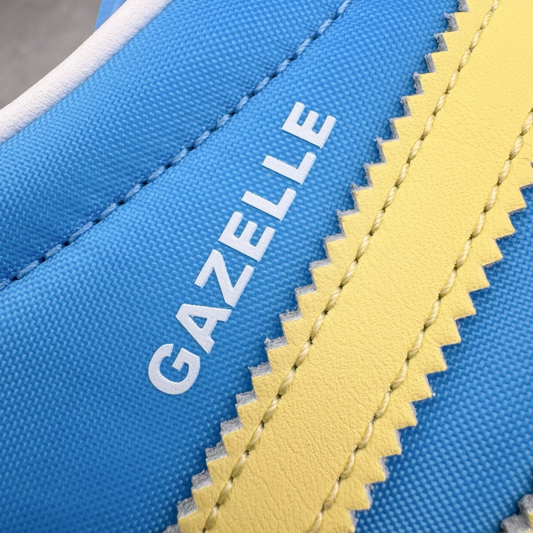 图片[18]-＃KZ神版特价 AD Original Gazelle Indoor Trainers 瞪羚室内鞋系列低帮复古百搭休闲运动德训风板鞋 蓝黄 IE2960 独家前帮工艺加持 全套原纸板楦头开发 每道工序同步公司流程 确保原汁原味 完美呈现原鞋版型 原厂高频磨具加持 精准内部资源对接 Logo字体百分百还原 原厂特供纳米纤维板 区别市面劣质纸板中底 原厂海玻璃鞋垫 中置乳胶足弓支撑垫 正确3/2横条宽版背胶 一比一鞋头弧度高度鞋身弧度 烫金亮度高频深浅同步原鞋 独家私模最大47.5 半透明橡胶大底 原厂定制长毛翻毛皮组合环保纤维革鞋面 原厂港宝加持定型后跟R度完美 原厂高频磨具加持 Logo字体 凹凸明显 轮廓分明 描漆定位精准 三道杠为尖角45°锯齿状 高频立体感很强 区别圆形锯齿 已最大程度还原公司 欢迎对比 将复古进行到底 简约流畅 三十年不变经典 这款Gazelle运动鞋 无论面料、配色、质感或设计 都只在重现其1991年原款的经典 皮革鞋面 撞色三条纹和鞋跟标的设计 力求呈现90年代的经典复古风潮 Samba火热的同时 也带动了其它的复古鞋型 Gazelle便是其中一只 Gazelle Indoor拥有包边更宽的T字型鞋头 更好的保护运动员的前掌 浓浓的复古氛围感 非常适合现在流行的Cleanfit风格 尺码：35.5 36 36.5 37 38 38.5 39 40 40.5 41 42 42.5 43 44 44.5 45 46 47.5-选品中心