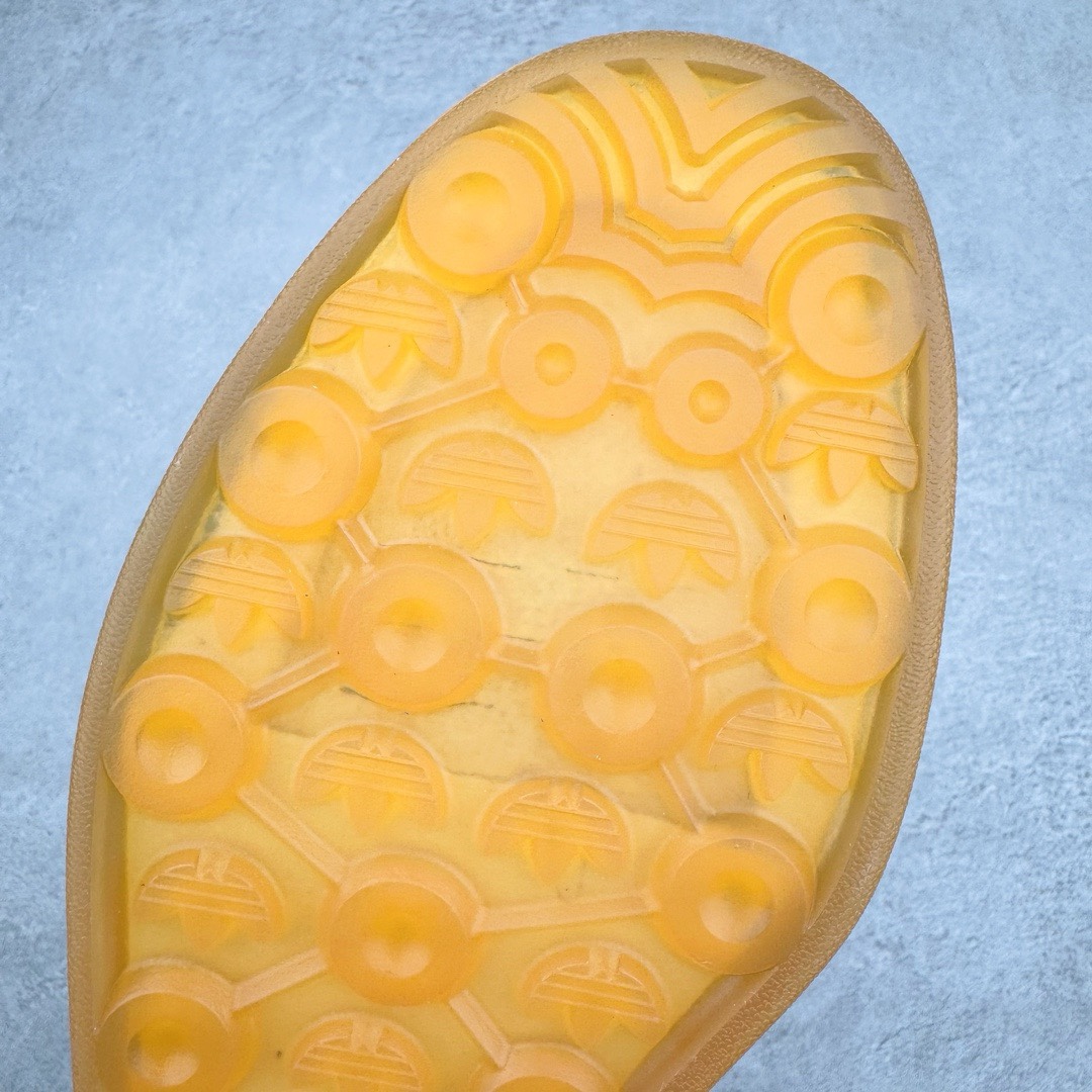 图片[21]-＃KZ神版特价 AD Original Gazelle Indoor Trainers 瞪羚室内鞋系列低帮复古百搭休闲运动德训风板鞋 蓝黄 IE2960 独家前帮工艺加持 全套原纸板楦头开发 每道工序同步公司流程 确保原汁原味 完美呈现原鞋版型 原厂高频磨具加持 精准内部资源对接 Logo字体百分百还原 原厂特供纳米纤维板 区别市面劣质纸板中底 原厂海玻璃鞋垫 中置乳胶足弓支撑垫 正确3/2横条宽版背胶 一比一鞋头弧度高度鞋身弧度 烫金亮度高频深浅同步原鞋 独家私模最大47.5 半透明橡胶大底 原厂定制长毛翻毛皮组合环保纤维革鞋面 原厂港宝加持定型后跟R度完美 原厂高频磨具加持 Logo字体 凹凸明显 轮廓分明 描漆定位精准 三道杠为尖角45°锯齿状 高频立体感很强 区别圆形锯齿 已最大程度还原公司 欢迎对比 将复古进行到底 简约流畅 三十年不变经典 这款Gazelle运动鞋 无论面料、配色、质感或设计 都只在重现其1991年原款的经典 皮革鞋面 撞色三条纹和鞋跟标的设计 力求呈现90年代的经典复古风潮 Samba火热的同时 也带动了其它的复古鞋型 Gazelle便是其中一只 Gazelle Indoor拥有包边更宽的T字型鞋头 更好的保护运动员的前掌 浓浓的复古氛围感 非常适合现在流行的Cleanfit风格 尺码：35.5 36 36.5 37 38 38.5 39 40 40.5 41 42 42.5 43 44 44.5 45 46 47.5-选品中心