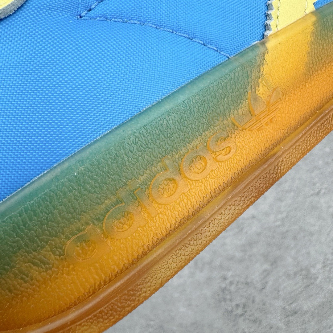 图片[17]-＃KZ神版特价 AD Original Gazelle Indoor Trainers 瞪羚室内鞋系列低帮复古百搭休闲运动德训风板鞋 蓝黄 IE2960 独家前帮工艺加持 全套原纸板楦头开发 每道工序同步公司流程 确保原汁原味 完美呈现原鞋版型 原厂高频磨具加持 精准内部资源对接 Logo字体百分百还原 原厂特供纳米纤维板 区别市面劣质纸板中底 原厂海玻璃鞋垫 中置乳胶足弓支撑垫 正确3/2横条宽版背胶 一比一鞋头弧度高度鞋身弧度 烫金亮度高频深浅同步原鞋 独家私模最大47.5 半透明橡胶大底 原厂定制长毛翻毛皮组合环保纤维革鞋面 原厂港宝加持定型后跟R度完美 原厂高频磨具加持 Logo字体 凹凸明显 轮廓分明 描漆定位精准 三道杠为尖角45°锯齿状 高频立体感很强 区别圆形锯齿 已最大程度还原公司 欢迎对比 将复古进行到底 简约流畅 三十年不变经典 这款Gazelle运动鞋 无论面料、配色、质感或设计 都只在重现其1991年原款的经典 皮革鞋面 撞色三条纹和鞋跟标的设计 力求呈现90年代的经典复古风潮 Samba火热的同时 也带动了其它的复古鞋型 Gazelle便是其中一只 Gazelle Indoor拥有包边更宽的T字型鞋头 更好的保护运动员的前掌 浓浓的复古氛围感 非常适合现在流行的Cleanfit风格 尺码：35.5 36 36.5 37 38 38.5 39 40 40.5 41 42 42.5 43 44 44.5 45 46 47.5-选品中心