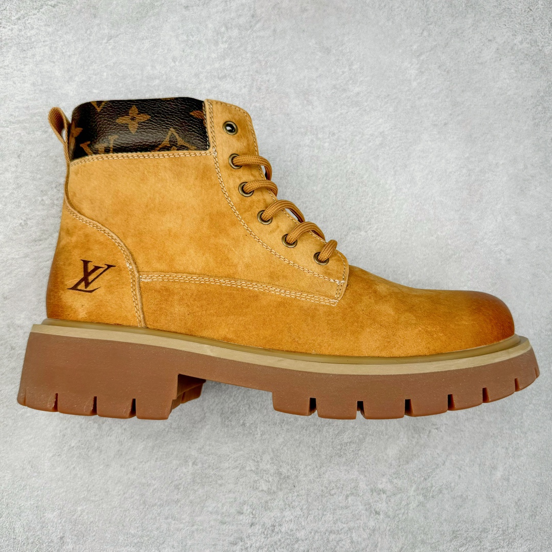 Louis Vuitton 路易威登 LV 24ss秋冬新款休闲大黄靴 Pharrell Williams充分发挥了作为Louis Vuitton创意总监的角色 这款鞋重新定义了 6英寸大黄靴的经典设计 致敬1996年Grandmaster Flash经典黄靴造型 原厂五金鞋带扣 工艺全新升级 中山大厂代工 原单进口皮料 独立私模大底，正确logo， 原装一致头层磨砂皮 搭配经典老花领口 全新原厂包装鞋盒 市场独家供应 尺码：38-44（皮鞋码）-选品中心