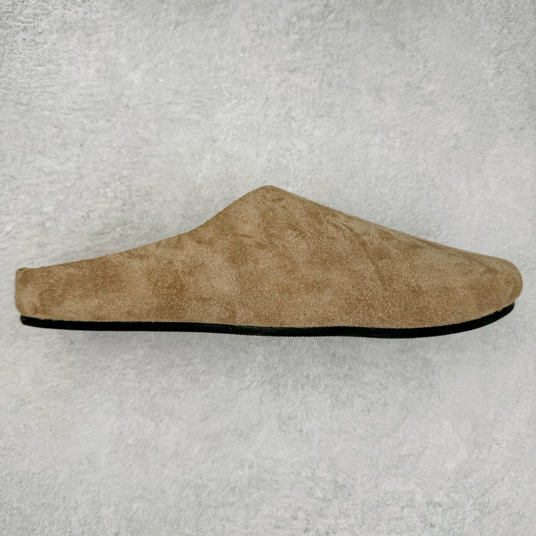 ＃DC The Row Boston VL TR软木底包头拖鞋 天鹅绒般的绒面革赋子休闲的经典外观 四季皆宜 柔软的鞋床采用额外的泡沫缓冲层 提供额外的舒适感和全天支撑 全网独家首发 源于德国的严谨工艺 牛巴戎面 中层松木 EVA 三层组合大底 优质牛皮面料五金扣 出口订单 尺码：35-45-选品中心