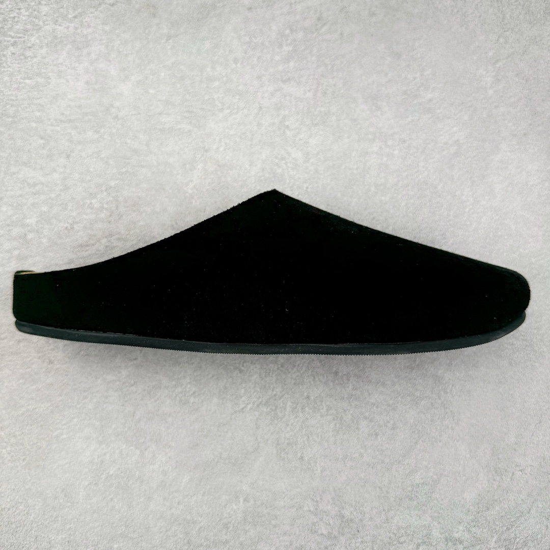 #DC The Row Boston VL TR软木底包头拖鞋 天鹅绒般的绒面革赋子休闲的经典外观 四季皆宜 柔软的鞋床采用额外的泡沫缓冲层 提供额外的舒适感和全天支撑 全网独家首发 源于德国的严谨工艺 牛巴戎面 中层松木 EVA 三层组合大底 优质牛皮面料五金扣 出口订单 尺码:35-45-选品中心