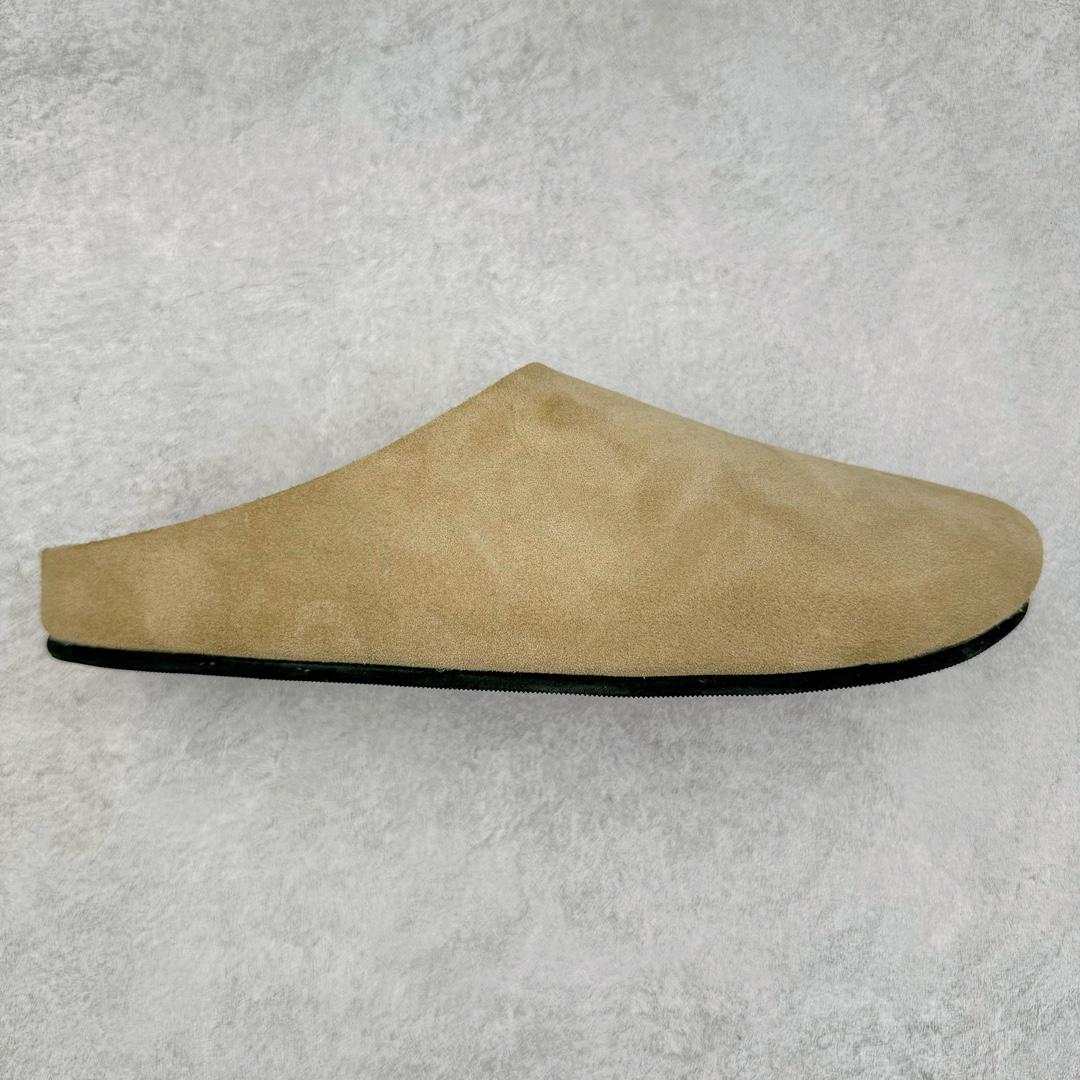 ＃DC The Row Boston VL TR软木底包头拖鞋 天鹅绒般的绒面革赋子休闲的经典外观 四季皆宜 柔软的鞋床采用额外的泡沫缓冲层 提供额外的舒适感和全天支撑 全网独家首发 源于德国的严谨工艺 牛巴戎面 中层松木 EVA 三层组合大底 优质牛皮面料五金扣 出口订单 尺码：35-45-选品中心