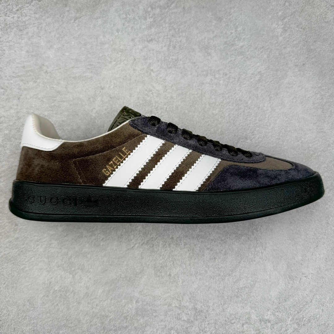 Adidas x GUCCI 重磅联名三叶草logo与标志性三条杆为设计元素 将其与独属于的GUCCI 双方选择adidas originals经典鞋型 Gazalle为蓝本，生胶鞋底搭载三叶草和GUCCI logo，蟒蛇纹、绒面、麂皮等材质纹理覆盖在鞋面上，将奢华复古与运动风相结合却不显违和感。三条杆的德训鞋今年也是要继续走俏 尺码：35 36 37 38 39 40 41 42 43 44 45 46-选品中心
