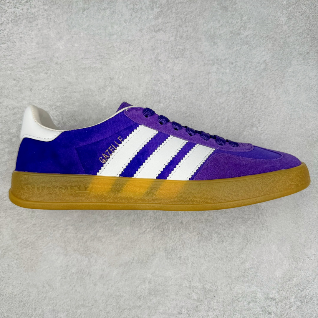 Adidas x GUCCI 重磅联名三叶草logo与标志性三条杆为设计元素 将其与独属于的GUCCI 双方选择adidas originals经典鞋型 Gazalle为蓝本，生胶鞋底搭载三叶草和GUCCI logo，蟒蛇纹、绒面、麂皮等材质纹理覆盖在鞋面上，将奢华复古与运动风相结合却不显违和感。三条杆的德训鞋今年也是要继续走俏 尺码：35 36 37 38 39 40 41 42 43 44 45 46-选品中心