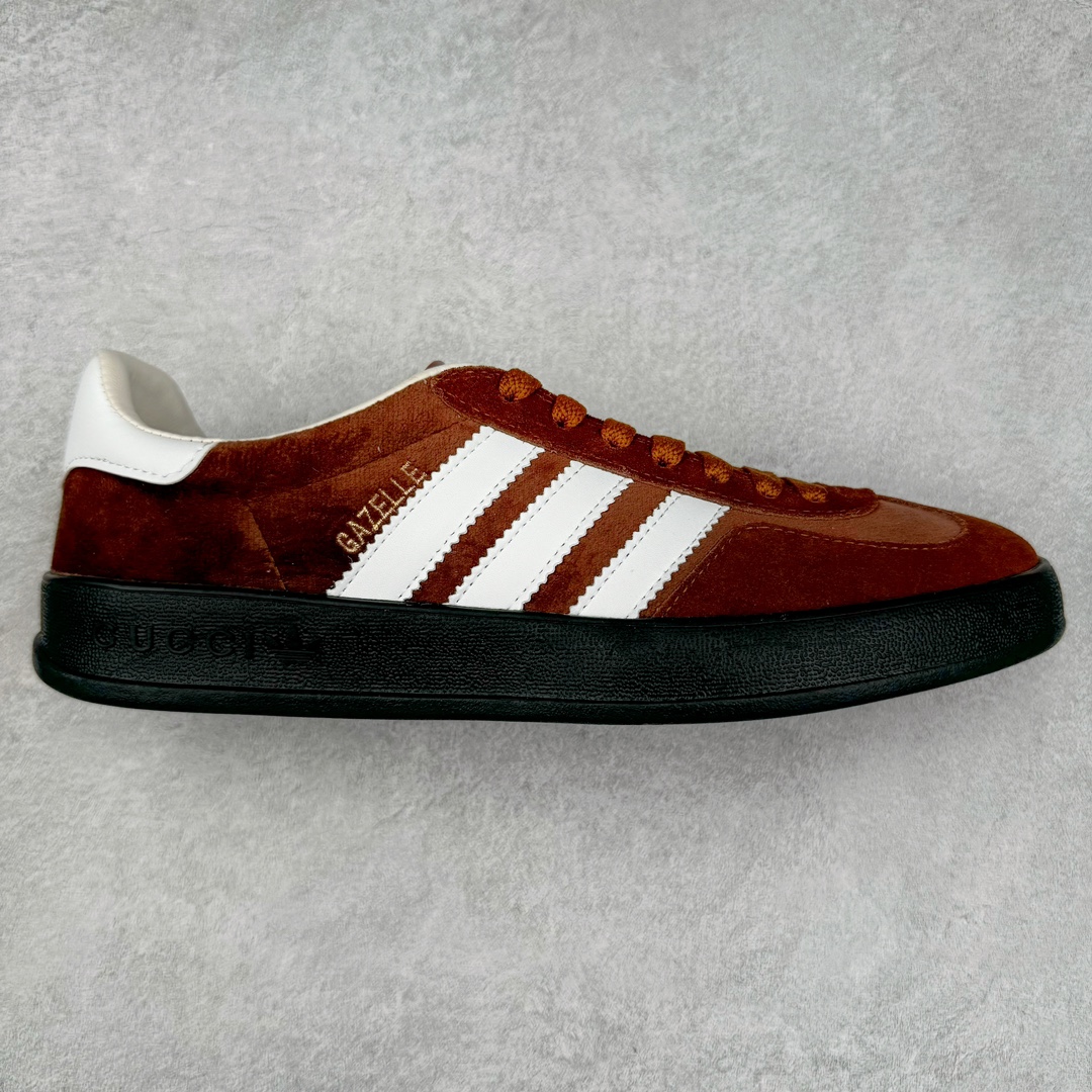 Adidas x GUCCI 重磅联名三叶草logo与标志性三条杆为设计元素 将其与独属于的GUCCI 双方选择adidas originals经典鞋型 Gazalle为蓝本，生胶鞋底搭载三叶草和GUCCI logo，蟒蛇纹、绒面、麂皮等材质纹理覆盖在鞋面上，将奢华复古与运动风相结合却不显违和感。三条杆的德训鞋今年也是要继续走俏 尺码：35 36 37 38 39 40 41 42 43 44 45 46-选品中心