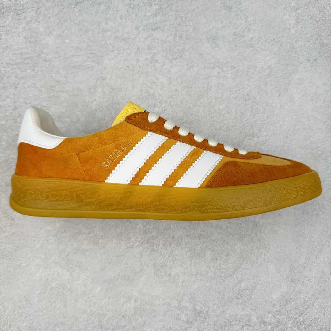 Adidas x GUCCI 重磅联名三叶草logo与标志性三条杆为设计元素 将其与独属于的GUCCI 双方选择adidas originals经典鞋型 Gazalle为蓝本，生胶鞋底搭载三叶草和GUCCI logo，蟒蛇纹、绒面、麂皮等材质纹理覆盖在鞋面上，将奢华复古与运动风相结合却不显违和感。三条杆的德训鞋今年也是要继续走俏 尺码：35 36 37 38 39 40 41 42 43 44 45 46-选品中心