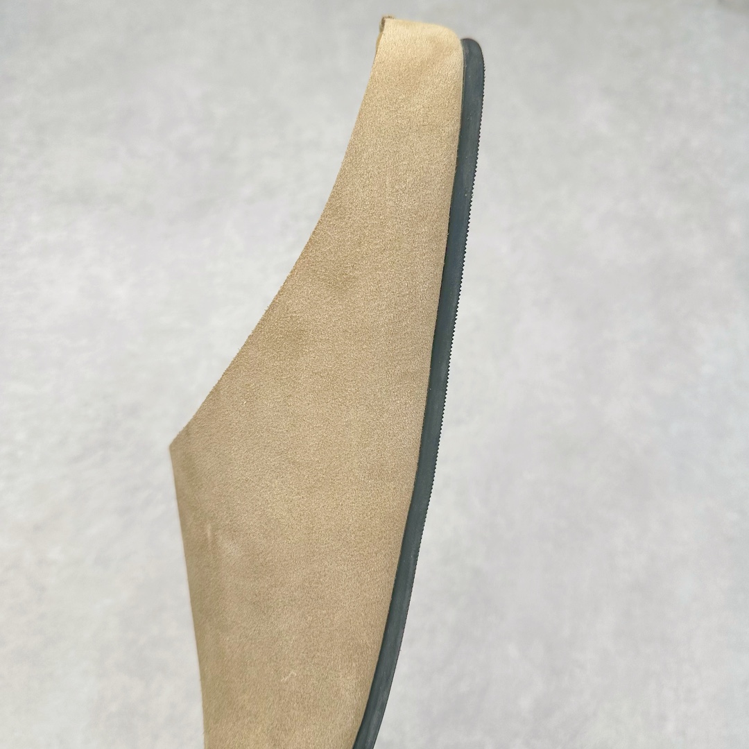 图片[7]-＃DC The Row Boston VL TR软木底包头拖鞋 天鹅绒般的绒面革赋子休闲的经典外观 四季皆宜 柔软的鞋床采用额外的泡沫缓冲层 提供额外的舒适感和全天支撑 全网独家首发 源于德国的严谨工艺 牛巴戎面 中层松木 EVA 三层组合大底 优质牛皮面料五金扣 出口订单 尺码：35-45-选品中心