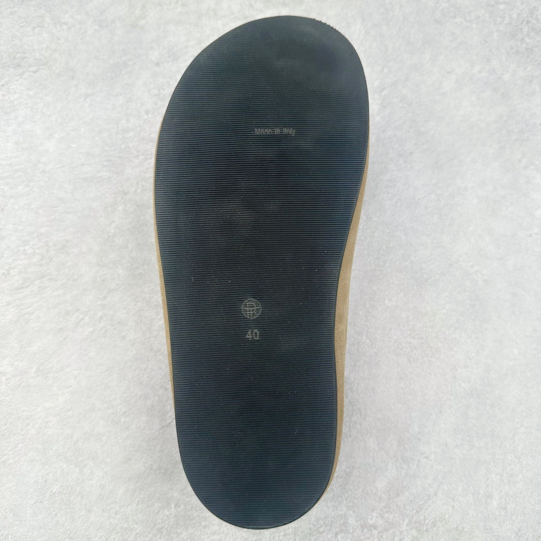 图片[9]-＃DC The Row Boston VL TR软木底包头拖鞋 天鹅绒般的绒面革赋子休闲的经典外观 四季皆宜 柔软的鞋床采用额外的泡沫缓冲层 提供额外的舒适感和全天支撑 全网独家首发 源于德国的严谨工艺 牛巴戎面 中层松木 EVA 三层组合大底 优质牛皮面料五金扣 出口订单 尺码：35-45-选品中心