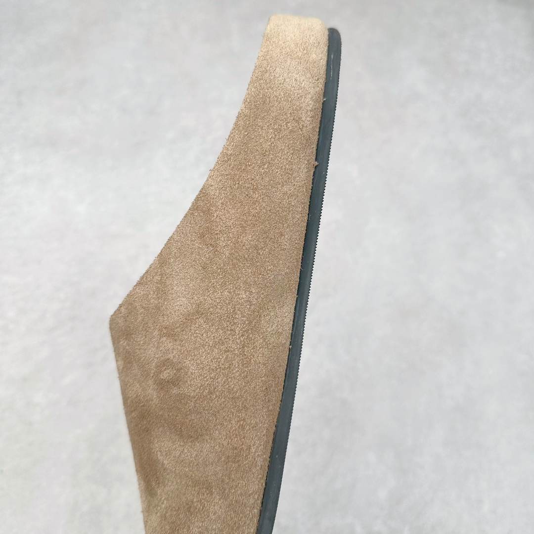 图片[7]-＃DC The Row Boston VL TR软木底包头拖鞋 天鹅绒般的绒面革赋子休闲的经典外观 四季皆宜 柔软的鞋床采用额外的泡沫缓冲层 提供额外的舒适感和全天支撑 全网独家首发 源于德国的严谨工艺 牛巴戎面 中层松木 EVA 三层组合大底 优质牛皮面料五金扣 出口订单 尺码：35-45-选品中心