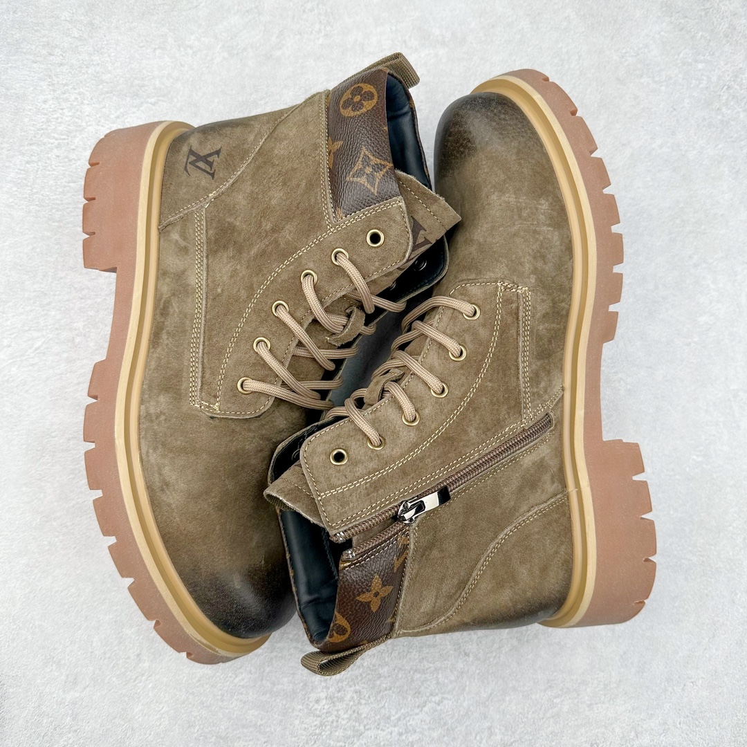 图片[3]-Louis Vuitton 路易威登 LV 24ss秋冬新款休闲大黄靴 Pharrell Williams充分发挥了作为Louis Vuitton创意总监的角色 这款鞋重新定义了 6英寸大黄靴的经典设计 致敬1996年Grandmaster Flash经典黄靴造型 原厂五金鞋带扣 工艺全新升级 中山大厂代工 原单进口皮料 独立私模大底，正确logo， 原装一致头层磨砂皮 搭配经典老花领口 全新原厂包装鞋盒 市场独家供应 尺码：38-44（皮鞋码）-选品中心