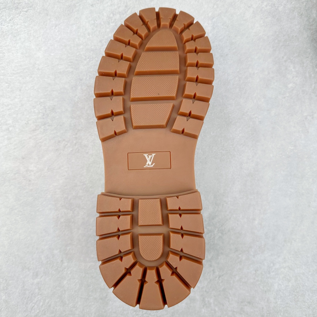 图片[9]-Louis Vuitton 路易威登 LV 24ss秋冬新款休闲大黄靴 Pharrell Williams充分发挥了作为Louis Vuitton创意总监的角色 这款鞋重新定义了 6英寸大黄靴的经典设计 致敬1996年Grandmaster Flash经典黄靴造型 原厂五金鞋带扣 工艺全新升级 中山大厂代工 原单进口皮料 独立私模大底，正确logo， 原装一致头层磨砂皮 搭配经典老花领口 全新原厂包装鞋盒 市场独家供应 尺码：38-44（皮鞋码）-选品中心