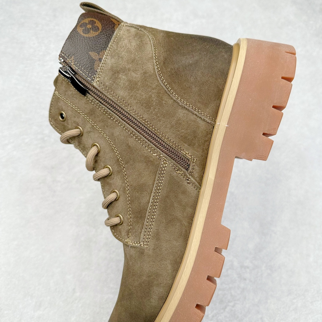 图片[7]-Louis Vuitton 路易威登 LV 24ss秋冬新款休闲大黄靴 Pharrell Williams充分发挥了作为Louis Vuitton创意总监的角色 这款鞋重新定义了 6英寸大黄靴的经典设计 致敬1996年Grandmaster Flash经典黄靴造型 原厂五金鞋带扣 工艺全新升级 中山大厂代工 原单进口皮料 独立私模大底，正确logo， 原装一致头层磨砂皮 搭配经典老花领口 全新原厂包装鞋盒 市场独家供应 尺码：38-44（皮鞋码）-选品中心