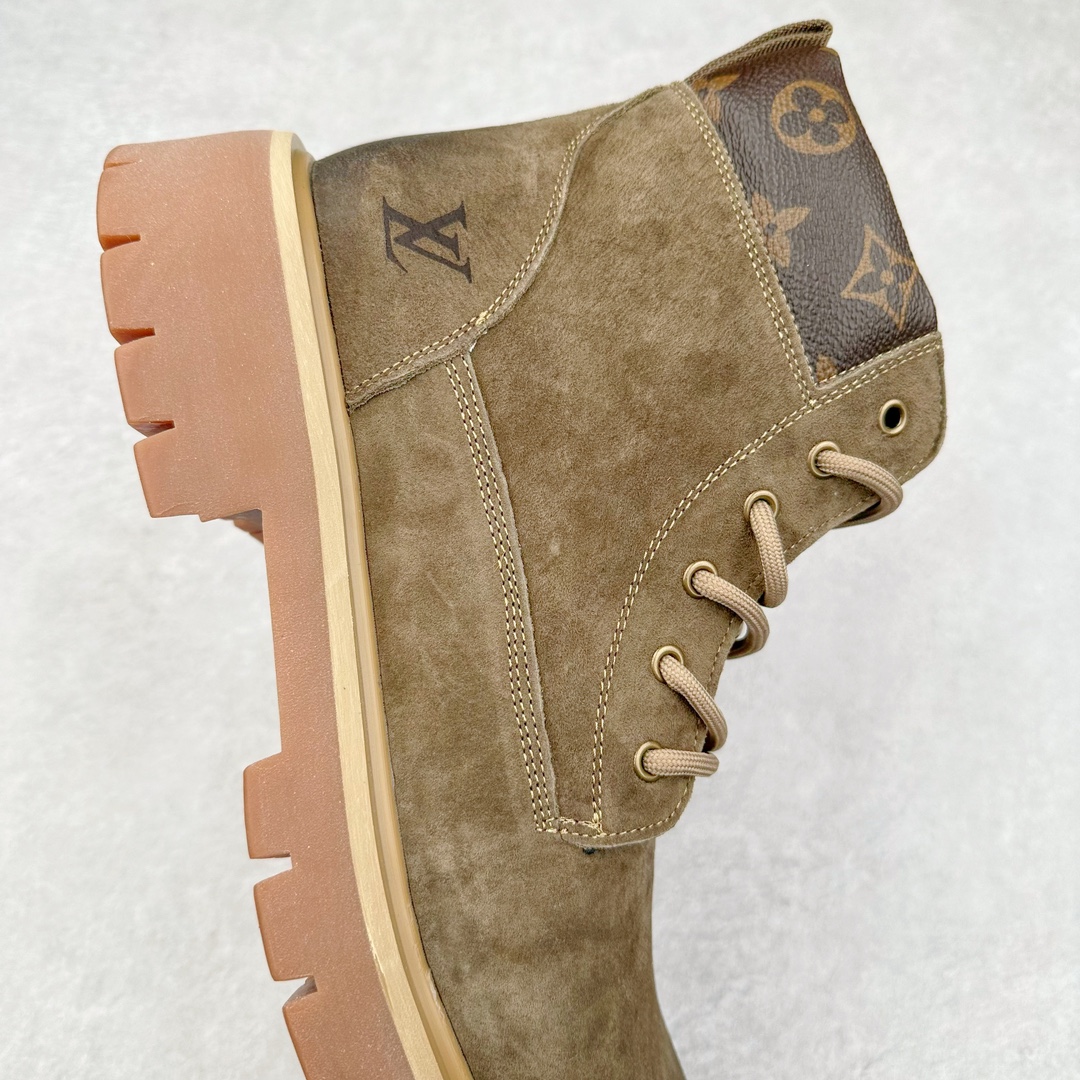 图片[6]-Louis Vuitton 路易威登 LV 24ss秋冬新款休闲大黄靴 Pharrell Williams充分发挥了作为Louis Vuitton创意总监的角色 这款鞋重新定义了 6英寸大黄靴的经典设计 致敬1996年Grandmaster Flash经典黄靴造型 原厂五金鞋带扣 工艺全新升级 中山大厂代工 原单进口皮料 独立私模大底，正确logo， 原装一致头层磨砂皮 搭配经典老花领口 全新原厂包装鞋盒 市场独家供应 尺码：38-44（皮鞋码）-选品中心