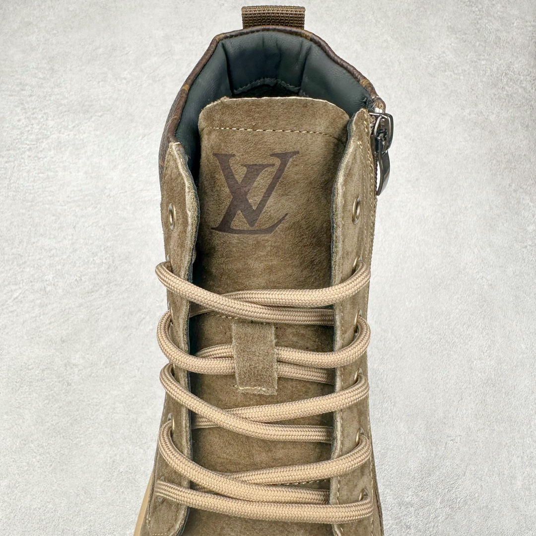 图片[5]-Louis Vuitton 路易威登 LV 24ss秋冬新款休闲大黄靴 Pharrell Williams充分发挥了作为Louis Vuitton创意总监的角色 这款鞋重新定义了 6英寸大黄靴的经典设计 致敬1996年Grandmaster Flash经典黄靴造型 原厂五金鞋带扣 工艺全新升级 中山大厂代工 原单进口皮料 独立私模大底，正确logo， 原装一致头层磨砂皮 搭配经典老花领口 全新原厂包装鞋盒 市场独家供应 尺码：38-44（皮鞋码）-选品中心