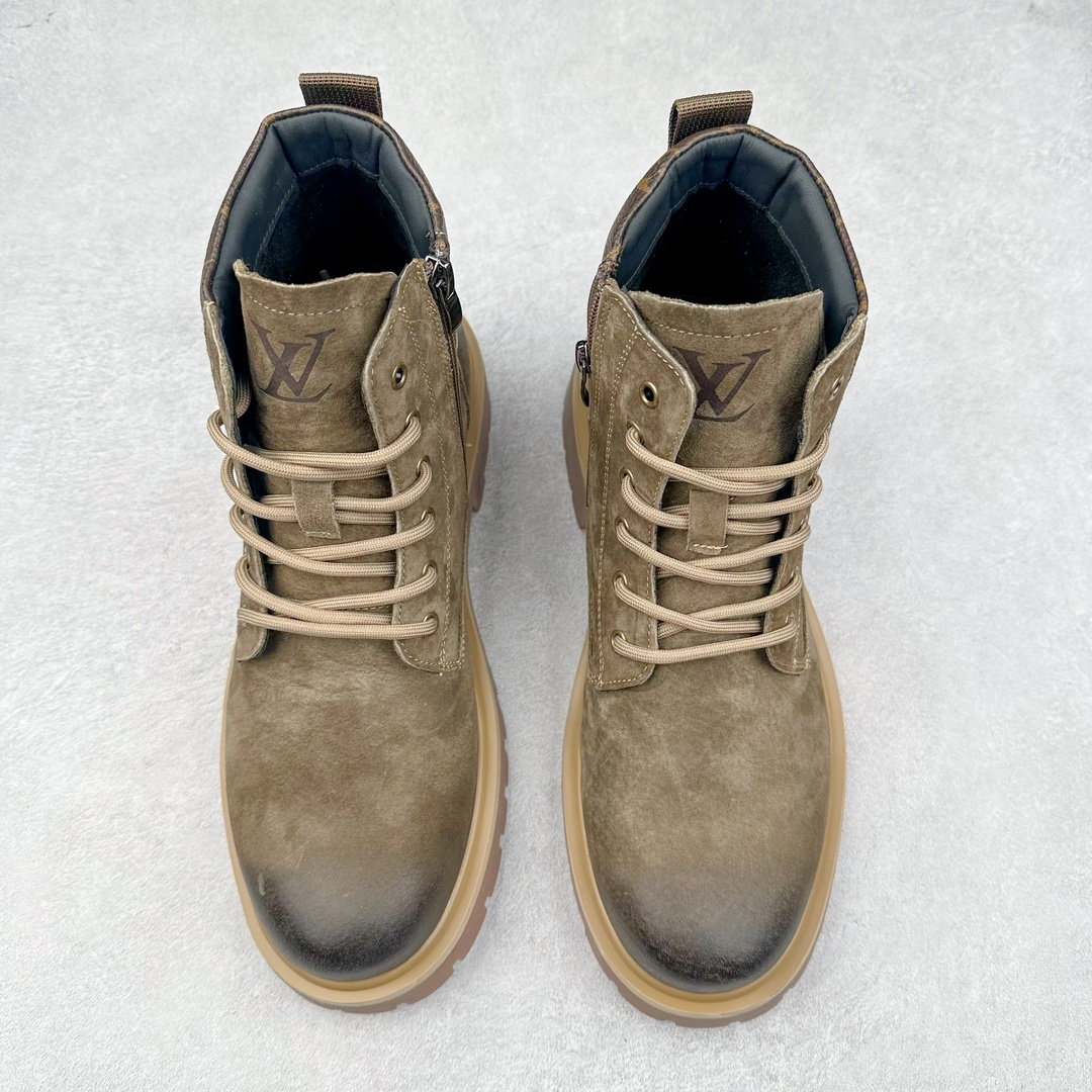 图片[2]-Louis Vuitton 路易威登 LV 24ss秋冬新款休闲大黄靴 Pharrell Williams充分发挥了作为Louis Vuitton创意总监的角色 这款鞋重新定义了 6英寸大黄靴的经典设计 致敬1996年Grandmaster Flash经典黄靴造型 原厂五金鞋带扣 工艺全新升级 中山大厂代工 原单进口皮料 独立私模大底，正确logo， 原装一致头层磨砂皮 搭配经典老花领口 全新原厂包装鞋盒 市场独家供应 尺码：38-44（皮鞋码）-选品中心