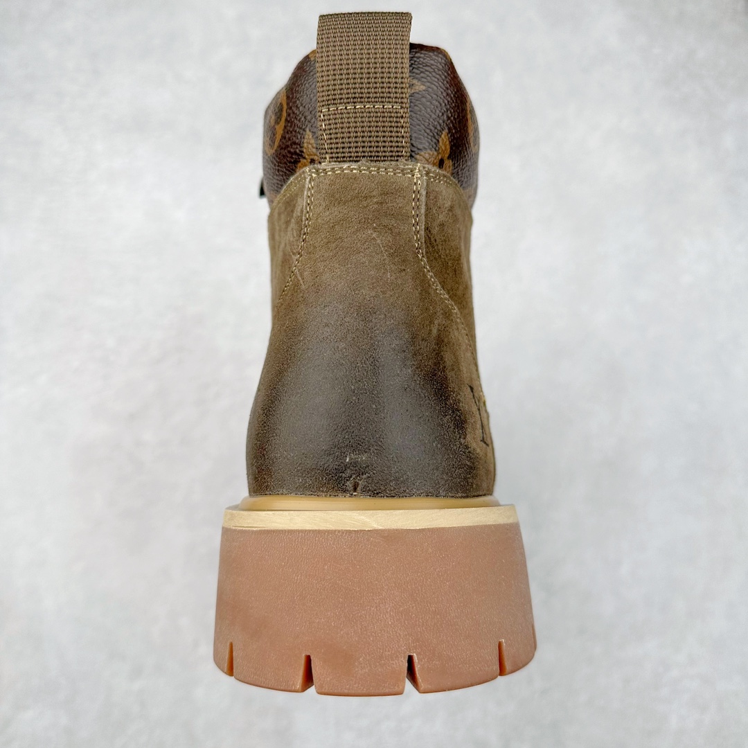 图片[8]-Louis Vuitton 路易威登 LV 24ss秋冬新款休闲大黄靴 Pharrell Williams充分发挥了作为Louis Vuitton创意总监的角色 这款鞋重新定义了 6英寸大黄靴的经典设计 致敬1996年Grandmaster Flash经典黄靴造型 原厂五金鞋带扣 工艺全新升级 中山大厂代工 原单进口皮料 独立私模大底，正确logo， 原装一致头层磨砂皮 搭配经典老花领口 全新原厂包装鞋盒 市场独家供应 尺码：38-44（皮鞋码）-选品中心