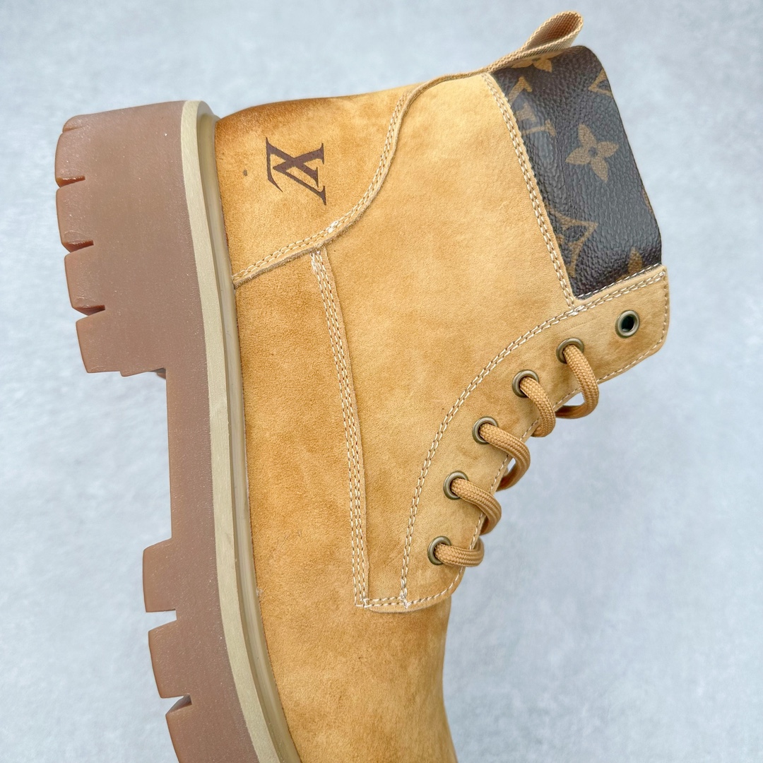 图片[6]-Louis Vuitton 路易威登 LV 24ss秋冬新款休闲大黄靴 Pharrell Williams充分发挥了作为Louis Vuitton创意总监的角色 这款鞋重新定义了 6英寸大黄靴的经典设计 致敬1996年Grandmaster Flash经典黄靴造型 原厂五金鞋带扣 工艺全新升级 中山大厂代工 原单进口皮料 独立私模大底，正确logo， 原装一致头层磨砂皮 搭配经典老花领口 全新原厂包装鞋盒 市场独家供应 尺码：38-44（皮鞋码）-选品中心