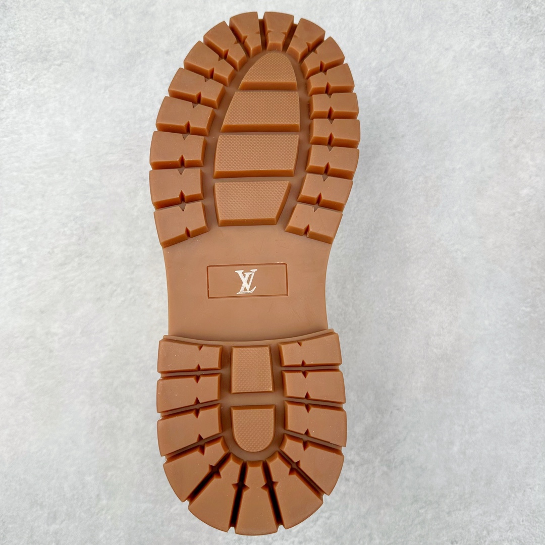 图片[9]-Louis Vuitton 路易威登 LV 24ss秋冬新款休闲大黄靴 Pharrell Williams充分发挥了作为Louis Vuitton创意总监的角色 这款鞋重新定义了 6英寸大黄靴的经典设计 致敬1996年Grandmaster Flash经典黄靴造型 原厂五金鞋带扣 工艺全新升级 中山大厂代工 原单进口皮料 独立私模大底，正确logo， 原装一致头层磨砂皮 搭配经典老花领口 全新原厂包装鞋盒 市场独家供应 尺码：38-44（皮鞋码）-选品中心