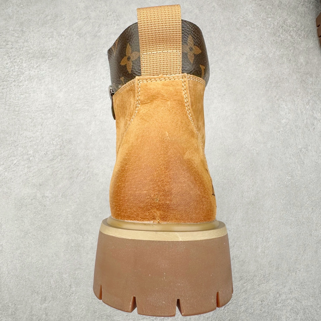 图片[8]-Louis Vuitton 路易威登 LV 24ss秋冬新款休闲大黄靴 Pharrell Williams充分发挥了作为Louis Vuitton创意总监的角色 这款鞋重新定义了 6英寸大黄靴的经典设计 致敬1996年Grandmaster Flash经典黄靴造型 原厂五金鞋带扣 工艺全新升级 中山大厂代工 原单进口皮料 独立私模大底，正确logo， 原装一致头层磨砂皮 搭配经典老花领口 全新原厂包装鞋盒 市场独家供应 尺码：38-44（皮鞋码）-选品中心
