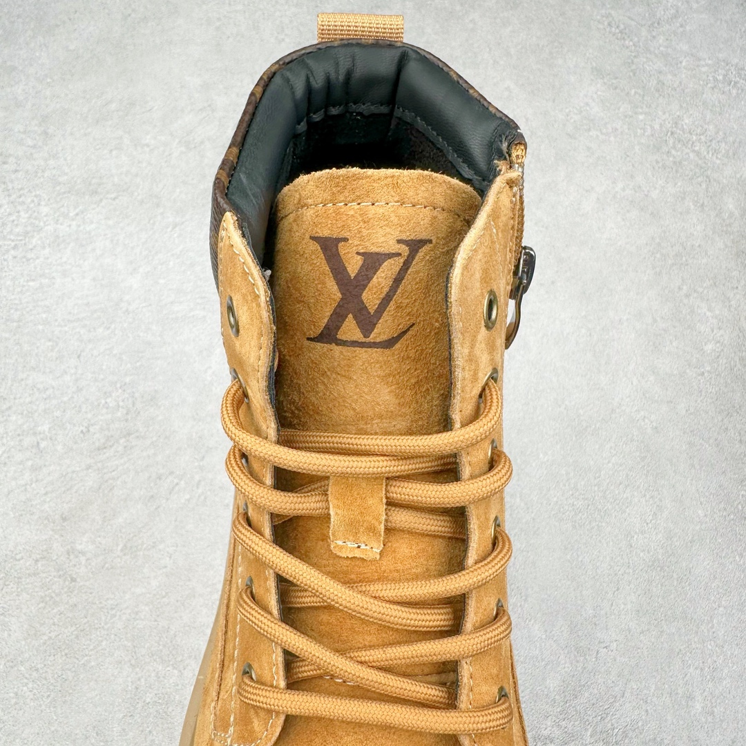 图片[5]-Louis Vuitton 路易威登 LV 24ss秋冬新款休闲大黄靴 Pharrell Williams充分发挥了作为Louis Vuitton创意总监的角色 这款鞋重新定义了 6英寸大黄靴的经典设计 致敬1996年Grandmaster Flash经典黄靴造型 原厂五金鞋带扣 工艺全新升级 中山大厂代工 原单进口皮料 独立私模大底，正确logo， 原装一致头层磨砂皮 搭配经典老花领口 全新原厂包装鞋盒 市场独家供应 尺码：38-44（皮鞋码）-选品中心