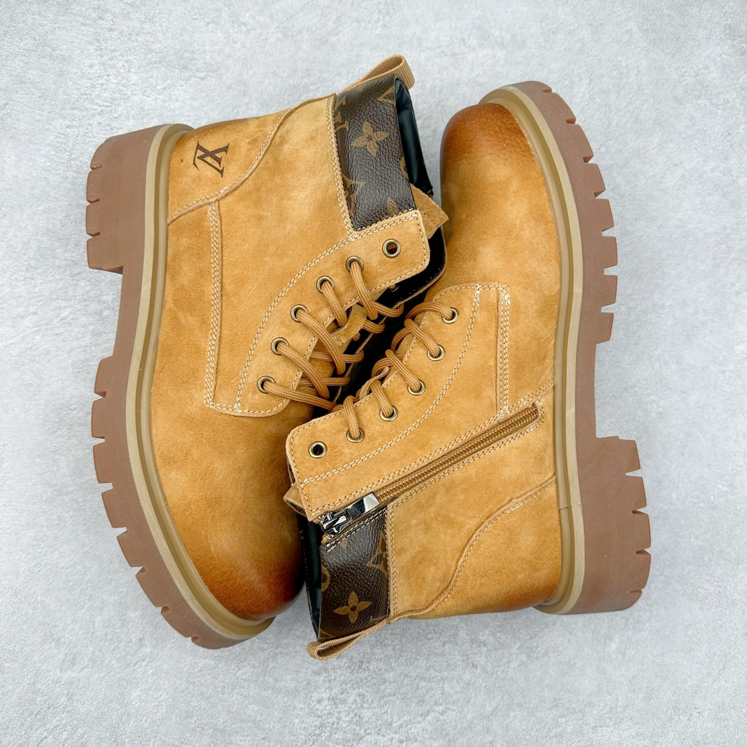 图片[3]-Louis Vuitton 路易威登 LV 24ss秋冬新款休闲大黄靴 Pharrell Williams充分发挥了作为Louis Vuitton创意总监的角色 这款鞋重新定义了 6英寸大黄靴的经典设计 致敬1996年Grandmaster Flash经典黄靴造型 原厂五金鞋带扣 工艺全新升级 中山大厂代工 原单进口皮料 独立私模大底，正确logo， 原装一致头层磨砂皮 搭配经典老花领口 全新原厂包装鞋盒 市场独家供应 尺码：38-44（皮鞋码）-选品中心