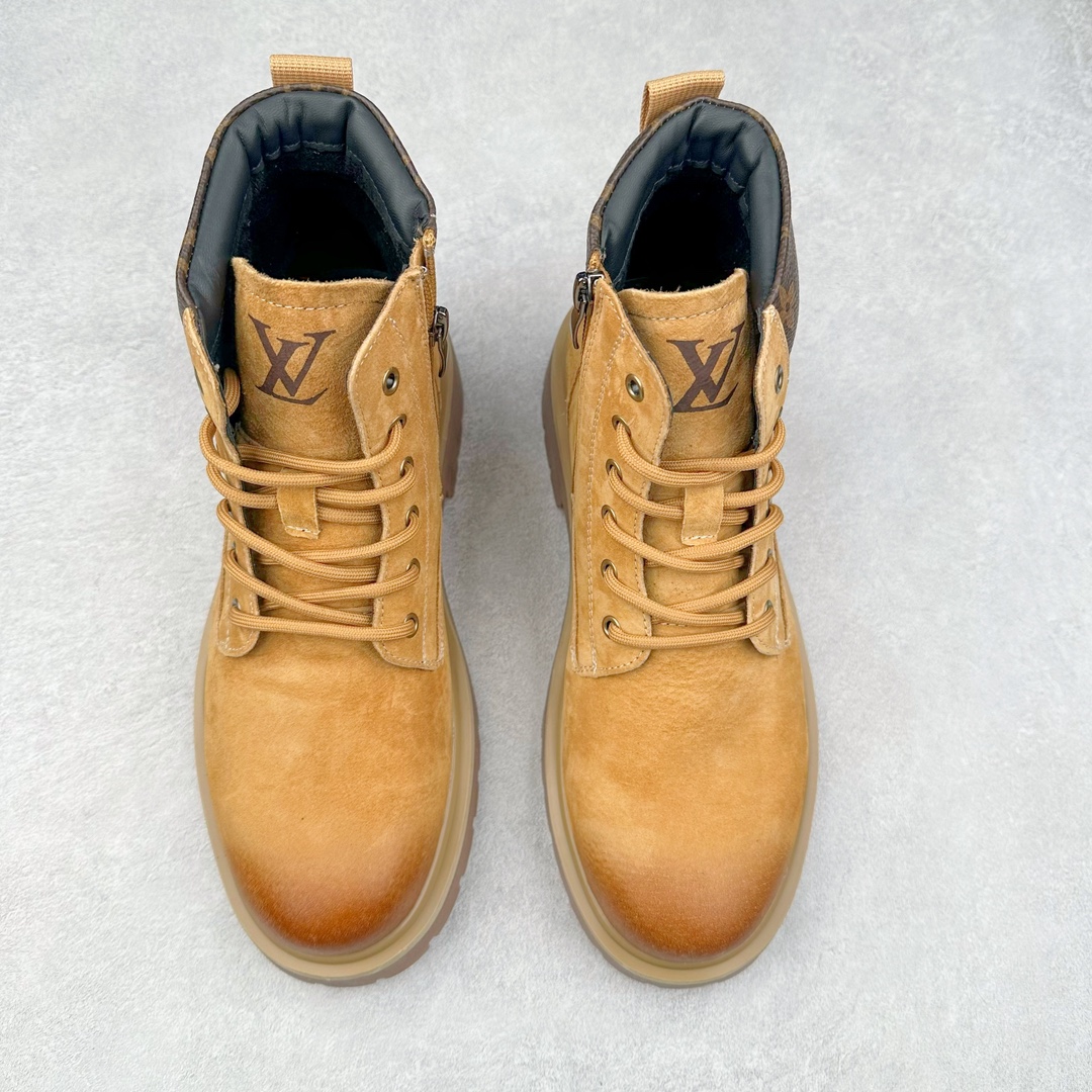 图片[2]-Louis Vuitton 路易威登 LV 24ss秋冬新款休闲大黄靴 Pharrell Williams充分发挥了作为Louis Vuitton创意总监的角色 这款鞋重新定义了 6英寸大黄靴的经典设计 致敬1996年Grandmaster Flash经典黄靴造型 原厂五金鞋带扣 工艺全新升级 中山大厂代工 原单进口皮料 独立私模大底，正确logo， 原装一致头层磨砂皮 搭配经典老花领口 全新原厂包装鞋盒 市场独家供应 尺码：38-44（皮鞋码）-选品中心
