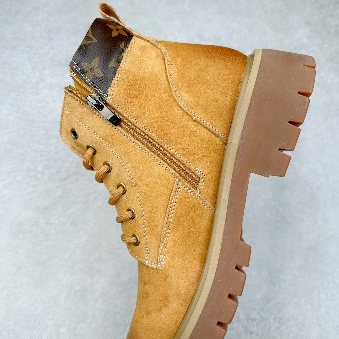 图片[7]-Louis Vuitton 路易威登 LV 24ss秋冬新款休闲大黄靴 Pharrell Williams充分发挥了作为Louis Vuitton创意总监的角色 这款鞋重新定义了 6英寸大黄靴的经典设计 致敬1996年Grandmaster Flash经典黄靴造型 原厂五金鞋带扣 工艺全新升级 中山大厂代工 原单进口皮料 独立私模大底，正确logo， 原装一致头层磨砂皮 搭配经典老花领口 全新原厂包装鞋盒 市场独家供应 尺码：38-44（皮鞋码）-选品中心