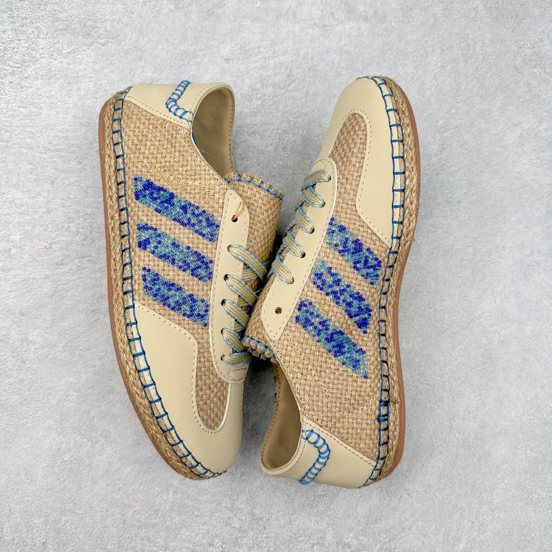 图片[3]-＃纯原 CLOT x Adidas Gazelle\\\”Halo Ivory\\\”羚羊内训系列低帮复古薄底德训风百搭休闲运动板鞋 IH3641 Ha zex 与陈y冠希再度携手推出合作鞋款CLOT Gazelle by Edison Chen，作为双方长期合作的最新力作，全新联名鞋款继续书写着时尚与文化交汇的创新篇章。阿迪达斯官方公布了由Jennie演绎的CLOT x adidas Originals Gazelle宣传片，在柔和静谧的背景中，以其独特的方式展现了CLOT x adidas Gazelle的魅力，展现出自信且富有创意的自我表达。此次焕然一新的Gazelle鞋履，以中国传统物件「草帽」为灵感，整体采用“Halo Ivory”配色，在保留了Gazelle经典鞋型的同时，更为大胆地使用中国传统草鞋编织手艺，融合中西文化，细节满满。联名鞋款的鞋面以透气的编织设计呈现，并搭配象牙色调绒面皮革；搭配编织设计语言，鞋带设计选择麻绳工艺；中底部分则抛弃传统的橡胶，换成了类似草鞋的橡胶千层底，达到手工缝线的效果。标志性的侧面条纹则通过串珠的方式进行呈现，在整体的手工氛围中注入了一丝精致的感觉，与压印的CLOT logo相得益彰。此外，Jennie身上所穿的是一件同样采用编织元素的同色系针织短袖，整体穿搭充满了夏日风格，清爽又时尚。尺码：36 36⅔ 37⅓ 38 38⅔ 39⅓ 40 40⅔ 41⅓ 42 42⅔ 43⅓ 44 44⅔ 45-选品中心
