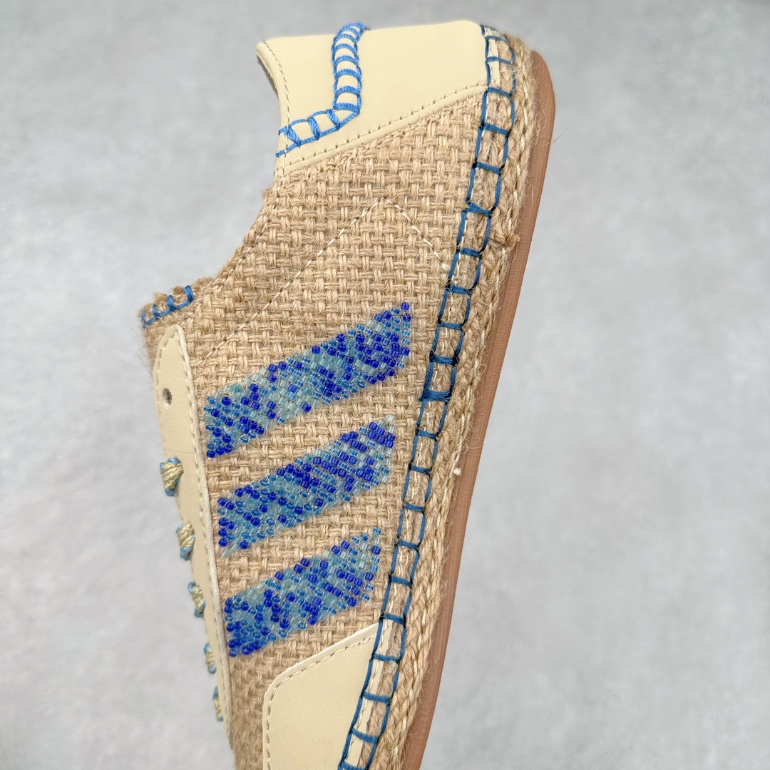 图片[7]-＃纯原 CLOT x Adidas Gazelle\\\”Halo Ivory\\\”羚羊内训系列低帮复古薄底德训风百搭休闲运动板鞋 IH3641 Ha zex 与陈y冠希再度携手推出合作鞋款CLOT Gazelle by Edison Chen，作为双方长期合作的最新力作，全新联名鞋款继续书写着时尚与文化交汇的创新篇章。阿迪达斯官方公布了由Jennie演绎的CLOT x adidas Originals Gazelle宣传片，在柔和静谧的背景中，以其独特的方式展现了CLOT x adidas Gazelle的魅力，展现出自信且富有创意的自我表达。此次焕然一新的Gazelle鞋履，以中国传统物件「草帽」为灵感，整体采用“Halo Ivory”配色，在保留了Gazelle经典鞋型的同时，更为大胆地使用中国传统草鞋编织手艺，融合中西文化，细节满满。联名鞋款的鞋面以透气的编织设计呈现，并搭配象牙色调绒面皮革；搭配编织设计语言，鞋带设计选择麻绳工艺；中底部分则抛弃传统的橡胶，换成了类似草鞋的橡胶千层底，达到手工缝线的效果。标志性的侧面条纹则通过串珠的方式进行呈现，在整体的手工氛围中注入了一丝精致的感觉，与压印的CLOT logo相得益彰。此外，Jennie身上所穿的是一件同样采用编织元素的同色系针织短袖，整体穿搭充满了夏日风格，清爽又时尚。尺码：36 36⅔ 37⅓ 38 38⅔ 39⅓ 40 40⅔ 41⅓ 42 42⅔ 43⅓ 44 44⅔ 45-选品中心