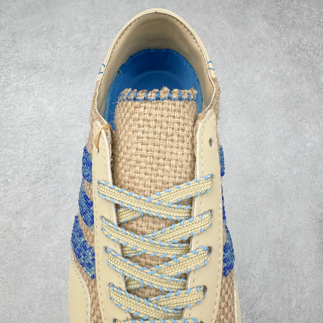 图片[5]-＃纯原 CLOT x Adidas Gazelle\\\”Halo Ivory\\\”羚羊内训系列低帮复古薄底德训风百搭休闲运动板鞋 IH3641 Ha zex 与陈y冠希再度携手推出合作鞋款CLOT Gazelle by Edison Chen，作为双方长期合作的最新力作，全新联名鞋款继续书写着时尚与文化交汇的创新篇章。阿迪达斯官方公布了由Jennie演绎的CLOT x adidas Originals Gazelle宣传片，在柔和静谧的背景中，以其独特的方式展现了CLOT x adidas Gazelle的魅力，展现出自信且富有创意的自我表达。此次焕然一新的Gazelle鞋履，以中国传统物件「草帽」为灵感，整体采用“Halo Ivory”配色，在保留了Gazelle经典鞋型的同时，更为大胆地使用中国传统草鞋编织手艺，融合中西文化，细节满满。联名鞋款的鞋面以透气的编织设计呈现，并搭配象牙色调绒面皮革；搭配编织设计语言，鞋带设计选择麻绳工艺；中底部分则抛弃传统的橡胶，换成了类似草鞋的橡胶千层底，达到手工缝线的效果。标志性的侧面条纹则通过串珠的方式进行呈现，在整体的手工氛围中注入了一丝精致的感觉，与压印的CLOT logo相得益彰。此外，Jennie身上所穿的是一件同样采用编织元素的同色系针织短袖，整体穿搭充满了夏日风格，清爽又时尚。尺码：36 36⅔ 37⅓ 38 38⅔ 39⅓ 40 40⅔ 41⅓ 42 42⅔ 43⅓ 44 44⅔ 45-选品中心
