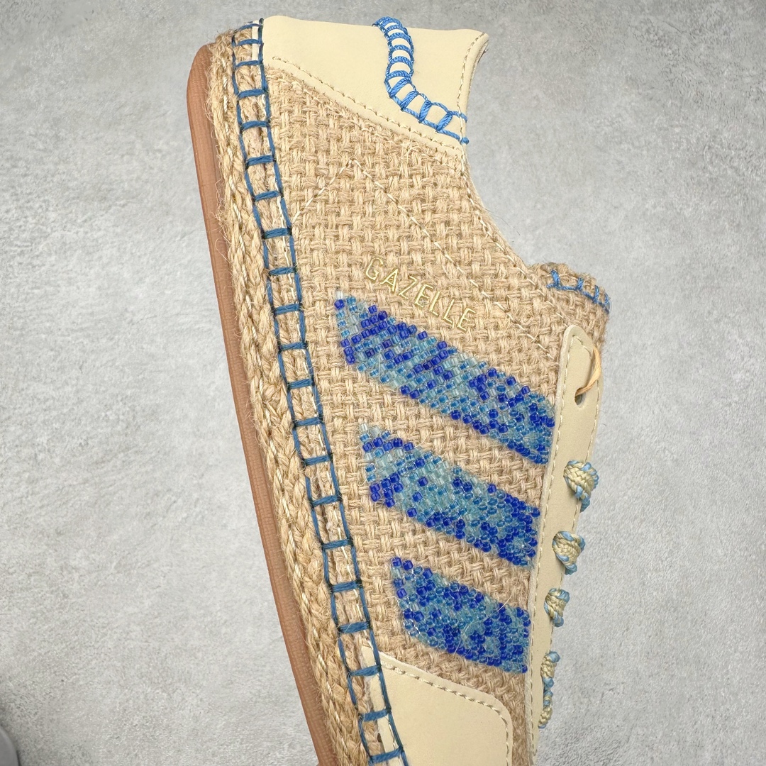图片[6]-＃纯原 CLOT x Adidas Gazelle\\\”Halo Ivory\\\”羚羊内训系列低帮复古薄底德训风百搭休闲运动板鞋 IH3641 Ha zex 与陈y冠希再度携手推出合作鞋款CLOT Gazelle by Edison Chen，作为双方长期合作的最新力作，全新联名鞋款继续书写着时尚与文化交汇的创新篇章。阿迪达斯官方公布了由Jennie演绎的CLOT x adidas Originals Gazelle宣传片，在柔和静谧的背景中，以其独特的方式展现了CLOT x adidas Gazelle的魅力，展现出自信且富有创意的自我表达。此次焕然一新的Gazelle鞋履，以中国传统物件「草帽」为灵感，整体采用“Halo Ivory”配色，在保留了Gazelle经典鞋型的同时，更为大胆地使用中国传统草鞋编织手艺，融合中西文化，细节满满。联名鞋款的鞋面以透气的编织设计呈现，并搭配象牙色调绒面皮革；搭配编织设计语言，鞋带设计选择麻绳工艺；中底部分则抛弃传统的橡胶，换成了类似草鞋的橡胶千层底，达到手工缝线的效果。标志性的侧面条纹则通过串珠的方式进行呈现，在整体的手工氛围中注入了一丝精致的感觉，与压印的CLOT logo相得益彰。此外，Jennie身上所穿的是一件同样采用编织元素的同色系针织短袖，整体穿搭充满了夏日风格，清爽又时尚。尺码：36 36⅔ 37⅓ 38 38⅔ 39⅓ 40 40⅔ 41⅓ 42 42⅔ 43⅓ 44 44⅔ 45-选品中心