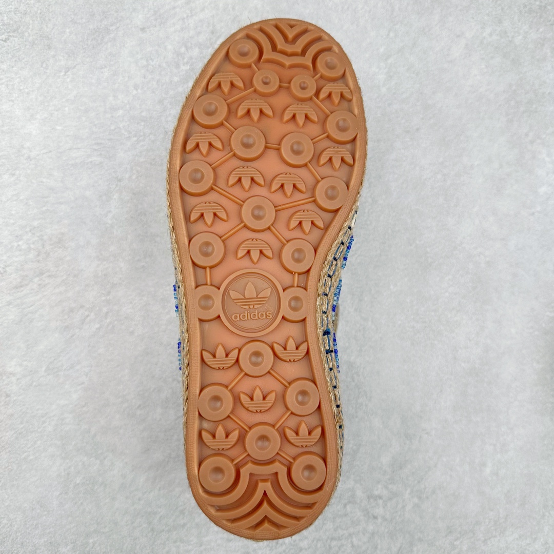 图片[9]-＃纯原 CLOT x Adidas Gazelle\\\”Halo Ivory\\\”羚羊内训系列低帮复古薄底德训风百搭休闲运动板鞋 IH3641 Ha zex 与陈y冠希再度携手推出合作鞋款CLOT Gazelle by Edison Chen，作为双方长期合作的最新力作，全新联名鞋款继续书写着时尚与文化交汇的创新篇章。阿迪达斯官方公布了由Jennie演绎的CLOT x adidas Originals Gazelle宣传片，在柔和静谧的背景中，以其独特的方式展现了CLOT x adidas Gazelle的魅力，展现出自信且富有创意的自我表达。此次焕然一新的Gazelle鞋履，以中国传统物件「草帽」为灵感，整体采用“Halo Ivory”配色，在保留了Gazelle经典鞋型的同时，更为大胆地使用中国传统草鞋编织手艺，融合中西文化，细节满满。联名鞋款的鞋面以透气的编织设计呈现，并搭配象牙色调绒面皮革；搭配编织设计语言，鞋带设计选择麻绳工艺；中底部分则抛弃传统的橡胶，换成了类似草鞋的橡胶千层底，达到手工缝线的效果。标志性的侧面条纹则通过串珠的方式进行呈现，在整体的手工氛围中注入了一丝精致的感觉，与压印的CLOT logo相得益彰。此外，Jennie身上所穿的是一件同样采用编织元素的同色系针织短袖，整体穿搭充满了夏日风格，清爽又时尚。尺码：36 36⅔ 37⅓ 38 38⅔ 39⅓ 40 40⅔ 41⅓ 42 42⅔ 43⅓ 44 44⅔ 45-选品中心