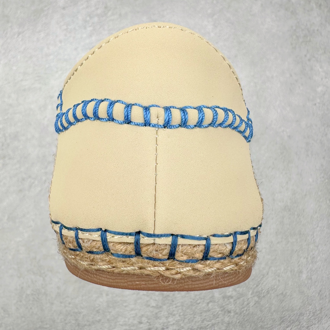 图片[8]-＃纯原 CLOT x Adidas Gazelle\\\”Halo Ivory\\\”羚羊内训系列低帮复古薄底德训风百搭休闲运动板鞋 IH3641 Ha zex 与陈y冠希再度携手推出合作鞋款CLOT Gazelle by Edison Chen，作为双方长期合作的最新力作，全新联名鞋款继续书写着时尚与文化交汇的创新篇章。阿迪达斯官方公布了由Jennie演绎的CLOT x adidas Originals Gazelle宣传片，在柔和静谧的背景中，以其独特的方式展现了CLOT x adidas Gazelle的魅力，展现出自信且富有创意的自我表达。此次焕然一新的Gazelle鞋履，以中国传统物件「草帽」为灵感，整体采用“Halo Ivory”配色，在保留了Gazelle经典鞋型的同时，更为大胆地使用中国传统草鞋编织手艺，融合中西文化，细节满满。联名鞋款的鞋面以透气的编织设计呈现，并搭配象牙色调绒面皮革；搭配编织设计语言，鞋带设计选择麻绳工艺；中底部分则抛弃传统的橡胶，换成了类似草鞋的橡胶千层底，达到手工缝线的效果。标志性的侧面条纹则通过串珠的方式进行呈现，在整体的手工氛围中注入了一丝精致的感觉，与压印的CLOT logo相得益彰。此外，Jennie身上所穿的是一件同样采用编织元素的同色系针织短袖，整体穿搭充满了夏日风格，清爽又时尚。尺码：36 36⅔ 37⅓ 38 38⅔ 39⅓ 40 40⅔ 41⅓ 42 42⅔ 43⅓ 44 44⅔ 45-选品中心