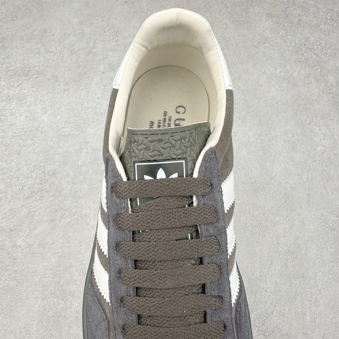 图片[5]-Adidas x GUCCI 重磅联名三叶草logo与标志性三条杆为设计元素 将其与独属于的GUCCI 双方选择adidas originals经典鞋型 Gazalle为蓝本，生胶鞋底搭载三叶草和GUCCI logo，蟒蛇纹、绒面、麂皮等材质纹理覆盖在鞋面上，将奢华复古与运动风相结合却不显违和感。三条杆的德训鞋今年也是要继续走俏 尺码：35 36 37 38 39 40 41 42 43 44 45 46-选品中心