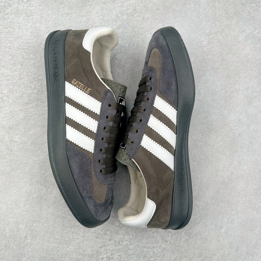 图片[3]-Adidas x GUCCI 重磅联名三叶草logo与标志性三条杆为设计元素 将其与独属于的GUCCI 双方选择adidas originals经典鞋型 Gazalle为蓝本，生胶鞋底搭载三叶草和GUCCI logo，蟒蛇纹、绒面、麂皮等材质纹理覆盖在鞋面上，将奢华复古与运动风相结合却不显违和感。三条杆的德训鞋今年也是要继续走俏 尺码：35 36 37 38 39 40 41 42 43 44 45 46-选品中心
