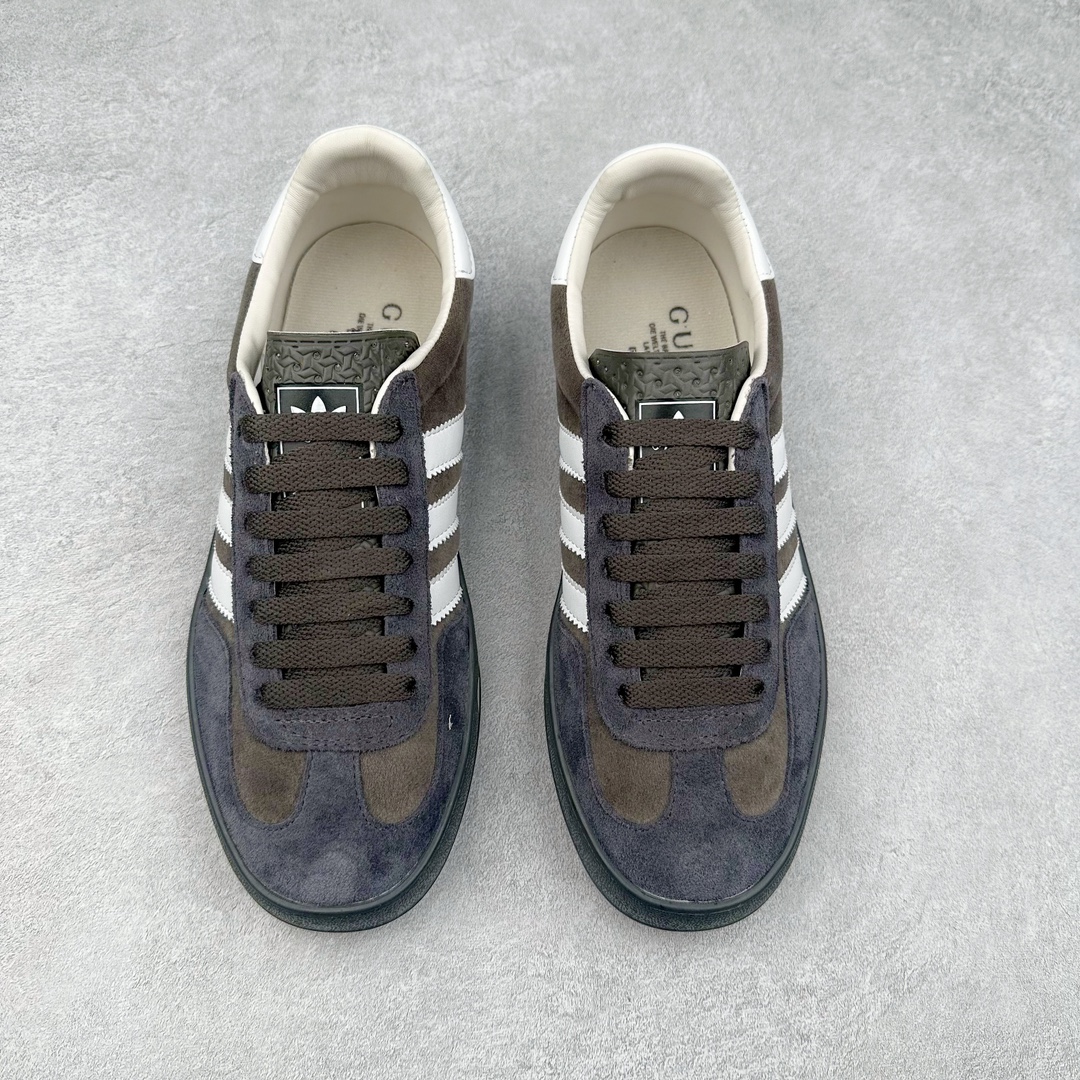 图片[2]-Adidas x GUCCI 重磅联名三叶草logo与标志性三条杆为设计元素 将其与独属于的GUCCI 双方选择adidas originals经典鞋型 Gazalle为蓝本，生胶鞋底搭载三叶草和GUCCI logo，蟒蛇纹、绒面、麂皮等材质纹理覆盖在鞋面上，将奢华复古与运动风相结合却不显违和感。三条杆的德训鞋今年也是要继续走俏 尺码：35 36 37 38 39 40 41 42 43 44 45 46-选品中心