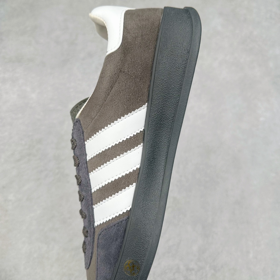 图片[7]-Adidas x GUCCI 重磅联名三叶草logo与标志性三条杆为设计元素 将其与独属于的GUCCI 双方选择adidas originals经典鞋型 Gazalle为蓝本，生胶鞋底搭载三叶草和GUCCI logo，蟒蛇纹、绒面、麂皮等材质纹理覆盖在鞋面上，将奢华复古与运动风相结合却不显违和感。三条杆的德训鞋今年也是要继续走俏 尺码：35 36 37 38 39 40 41 42 43 44 45 46-选品中心