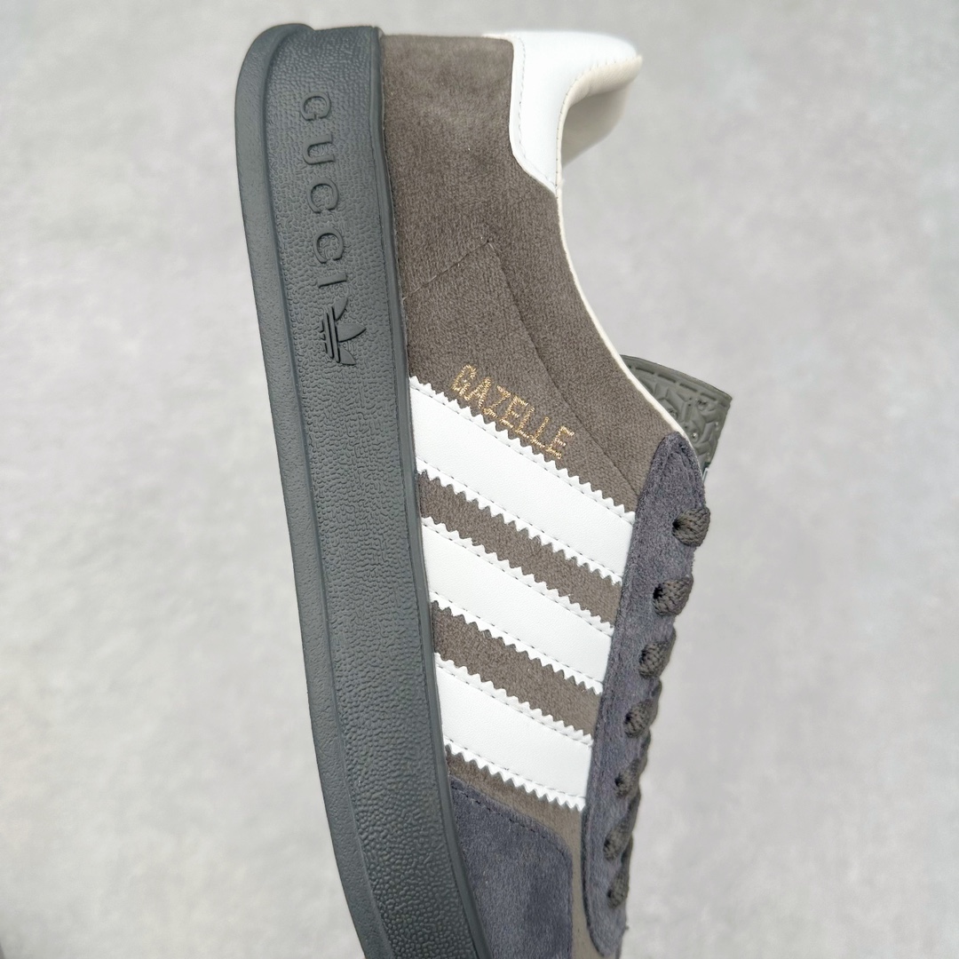 图片[6]-Adidas x GUCCI 重磅联名三叶草logo与标志性三条杆为设计元素 将其与独属于的GUCCI 双方选择adidas originals经典鞋型 Gazalle为蓝本，生胶鞋底搭载三叶草和GUCCI logo，蟒蛇纹、绒面、麂皮等材质纹理覆盖在鞋面上，将奢华复古与运动风相结合却不显违和感。三条杆的德训鞋今年也是要继续走俏 尺码：35 36 37 38 39 40 41 42 43 44 45 46-选品中心