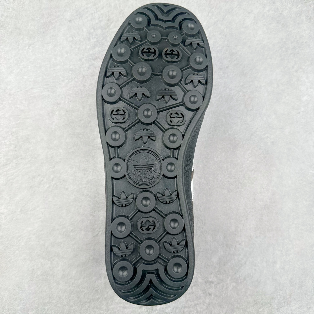 图片[9]-Adidas x GUCCI 重磅联名三叶草logo与标志性三条杆为设计元素 将其与独属于的GUCCI 双方选择adidas originals经典鞋型 Gazalle为蓝本，生胶鞋底搭载三叶草和GUCCI logo，蟒蛇纹、绒面、麂皮等材质纹理覆盖在鞋面上，将奢华复古与运动风相结合却不显违和感。三条杆的德训鞋今年也是要继续走俏 尺码：35 36 37 38 39 40 41 42 43 44 45 46-选品中心